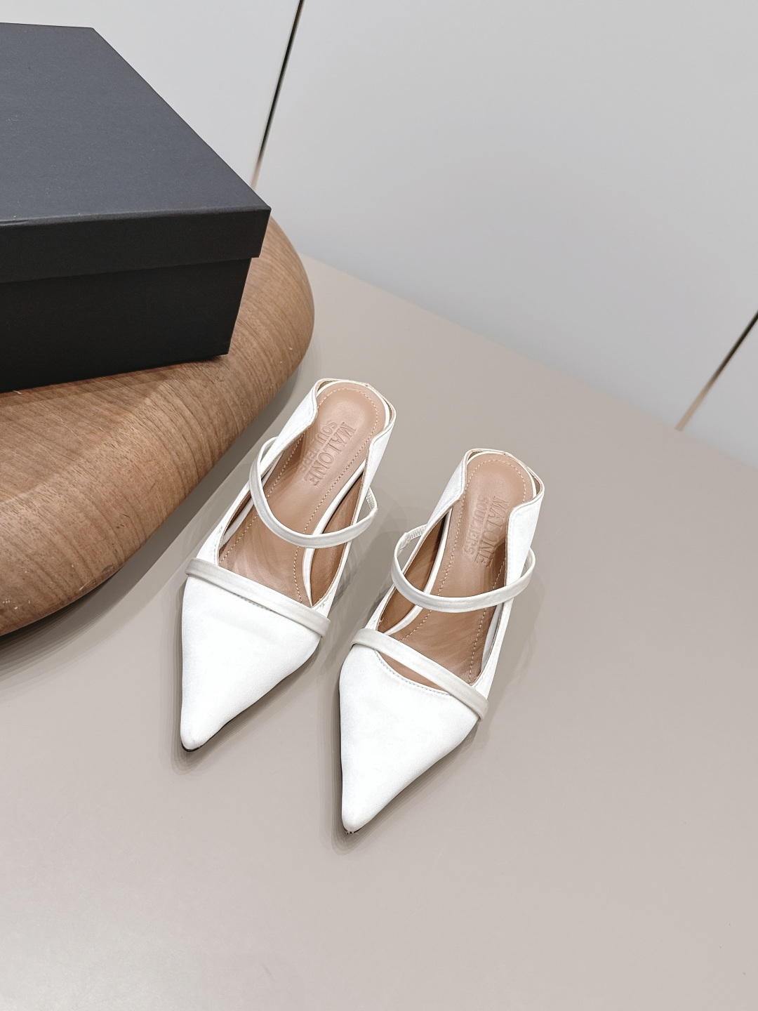 NO:872002,'Exclusive top version' MALONE SOULIRS niche trendy brand ~ 26vs spring and summer's latest popular shoe series... [Pointed toe back empty shoes] are really beautiful!  A new niche brand, every color is beautiful, every pair is handmade, the upper is full of flowers, and has the beauty of blooming flowers. Every color has a unique outfit, and every style is exclusive to everyone!  Beauty is different, that's how the world should be!  It’s super comfortable on your feet!  !  The fit is also very friendly!  Original custom-made silk cloth for the upper, original custom-made sheepskin lining, original custom-made leather outsole, heel height 8cm, size 36-39 (40.41. Customization is non-returnable). Colors are updated simultaneously on the official website, semi-high heels, high heels, sheepskin, real silk, Leather soles19860909《独家顶级版本》 MALONE SOULIRS小众潮牌～26vs春夏最新爆款单鞋系列…【尖头后空单鞋】 真的的美死了！新款小众品牌,每一个颜色都很好看 每一双都是手工制作,鞋面繁花,有繁花似锦的美意 每一个颜色都有独特的穿搭,搭配出的每种风格,都是每个人的专属！ 美丽各有不同,世界本该如此！上脚超级舒适的哦！！版型也很友好！ 鞋面原版定制真丝布 内里原版定制羊皮 大底原版定制真皮大底 跟高8cm 码数36-39（40.41.定制不退换） 颜色官网同步更新,半拖高跟鞋,high heels,sheepskin,real silk,Leather soles,Women's Shoes