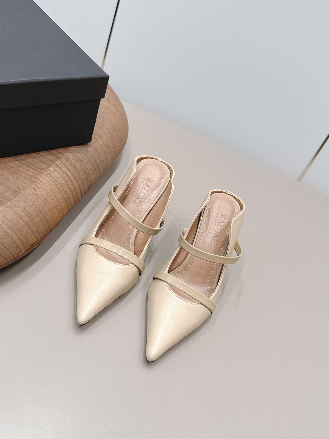 NO:871996,'Exclusive top version' MALONE SOULIRS niche trendy brand ~ 26vs spring and summer's latest popular shoe series... [Pointed toe back empty shoes] are really beautiful!  A new niche brand, every color is beautiful, every pair is handmade, the upper is full of flowers, and has the beauty of blooming flowers. Every color has a unique outfit, and every style is exclusive to everyone!  Beauty is different, that's how the world should be!  It’s super comfortable on your feet!  !  The fit is also very friendly!  Original custom-made sheepskin upper, original custom-made sheepskin lining, original custom-made leather outsole, heel height 8cm, size 36-39 (40.41. Customization is non-refundable), colors are updated simultaneously on the official website, semi-high heels, high heels, sheepskin, Leather soles19860909《独家顶级版本》 MALONE SOULIRS小众潮牌～26vs春夏最新爆款单鞋系列…【尖头后空单鞋】 真的的美死了！新款小众品牌,每一个颜色都很好看 每一双都是手工制作,鞋面繁花,有繁花似锦的美意 每一个颜色都有独特的穿搭,搭配出的每种风格,都是每个人的专属！ 美丽各有不同,世界本该如此！上脚超级舒适的哦！！版型也很友好！ 鞋面原版定制羊皮 内里原版定制羊皮 大底原版定制真皮大底 跟高8cm 码数36-39（40.41.定制不退换） 颜色官网同步更新,半拖高跟鞋,high heels,sheepskin,Leather soles,Women's Shoes