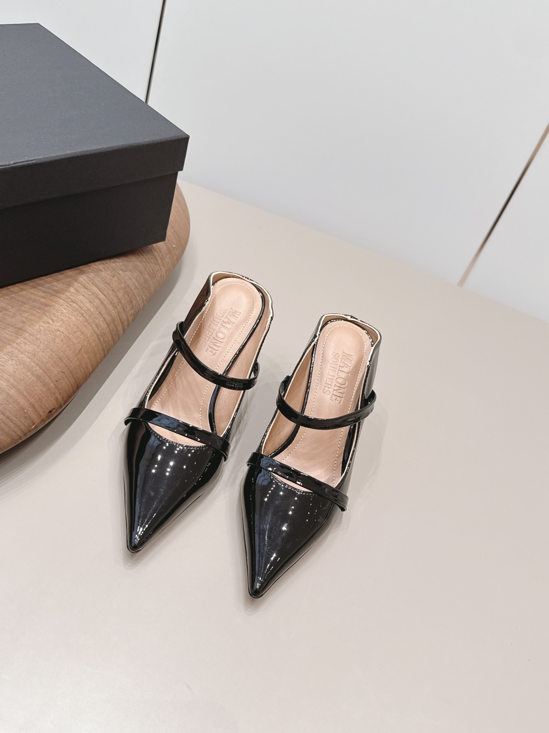 NO:871987,'Exclusive top version' MALONE SOULIRS niche trendy brand ~ 26vs spring and summer's latest popular shoe series... [Pointed toe back empty shoes] are really beautiful!  A new niche brand, every color is beautiful, every pair is handmade, the upper is full of flowers, and has the beauty of blooming flowers. Every color has a unique outfit, and every style is exclusive to everyone!  Beauty is different, that's how the world should be!  It’s super comfortable on your feet!  !  The fit is also very friendly!  Original custom-made patent leather upper, original custom-made sheepskin lining, original custom-made leather outsole, heel height 8cm, size 36-39 (40.41. Customization is non-returnable). Colors are updated simultaneously on the official website, semi-high heels, high heels, sheepskin, Leather soles19860909《独家顶级版本》 MALONE SOULIRS小众潮牌～26vs春夏最新爆款单鞋系列…【尖头后空单鞋】 真的的美死了！新款小众品牌,每一个颜色都很好看 每一双都是手工制作,鞋面繁花,有繁花似锦的美意 每一个颜色都有独特的穿搭,搭配出的每种风格,都是每个人的专属！ 美丽各有不同,世界本该如此！上脚超级舒适的哦！！版型也很友好！ 鞋面原版定制漆皮 内里原版定制羊皮 大底原版定制真皮大底 跟高8cm 码数36-39（40.41.定制不退换） 颜色官网同步更新,半拖高跟鞋,high heels,sheepskin,Leather soles,Women's Shoes