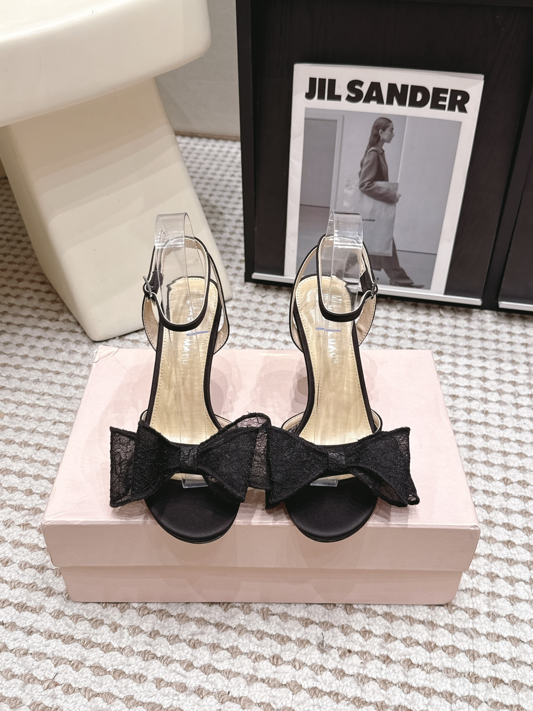 NO:817637,Purchasing agent level MACH & MACH 26/ Lace Bow High Heel Sandals This is 'Le Cadeau Lace Bow High Heel Sandals' from the Georgian brand MACH & MACH. The picture shows 4 classic colors, which balance the girlishness and sophistication just right. Design Highlights The iconic lace bow toe mesh lace bow is its soul, with its own hazy and soft focus, and it will sway gently when walking, giving it a full sense of atmosphere.  Transparent straps + stiletto heels. Transparent PVC straps at the ankles + stiletto heels design, which can visually lengthen the leg lines, while weakening the aggressiveness of high heels, making them gentle and making the legs look longer. Size 36-39 (customized at 40.41), high-heeled sandals, sandals, high heels19860909代购级 MACH & MACH 26/蕾丝蝴蝶结高跟凉鞋 这是来自格鲁吉亚品牌 MACH & MACH 的「Le Cadeau 蕾丝蝴蝶结高跟凉鞋」,图中展示了4种经典配色,把少女感和精致感平衡得恰到好处 设计亮点 标志性蕾丝蝴蝶结鞋头的网纱蕾丝蝴蝶结是它的灵魂,自带朦胧柔焦感,走路时还会轻轻晃动,氛围感拉满. 透明绑带+细高跟脚踝处的透明PVC绑带+细高跟设计,能在视觉上拉长腿部线条,同时弱化了高跟鞋的攻击性,温柔又显腿长. Size 36-39（40.41定做）,高跟鞋凉鞋,sandals,high heels,Women's Shoes