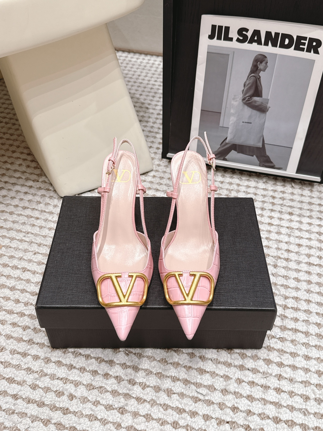 NO:817660,Purchasing-grade Valentino VLogo Signature series high heels, stone pattern cowhide + gold VLogo metal buckle, simple and highly recognizable. Pointed stiletto heel design, about 8cm, elegantly elongates the leg line, and the back strap is more comfortable. The upper has a stone pattern texture, perfect texture, shallow mouth and versatile, can be easily used for commuting, dating, and formal occasions, practical and fashionable!  The upper is made of stone grain cowhide!  Heel height 8.5CM, sheepskin lining!  Italian leather sole!  Size 35-40 (customized) 5-40 (customized), high heels and sandals, valentino, sandals, high heels, cowhide, sheepskin19860909代购级 Valentino VLogo Signature系列高跟鞋 石头纹牛皮+金色VLogo金属扣,简约又超有辨识度.尖头细跟设计,约8cm,优雅拉长腿部线条,后空绑带更舒适.鞋面石头纹纹理,质感满分,浅口百搭,通勤、约会、正式场合都能轻松驾驭,实用又时髦！ 鞋面石头纹牛皮！ 跟高8.5CM 内里羊皮！ 意大利真皮底！ 码数35-40(定做)5-40(定做),高跟鞋凉鞋,valentino,sandals,high heels,cowhide,sheepskin,Women's Shoes