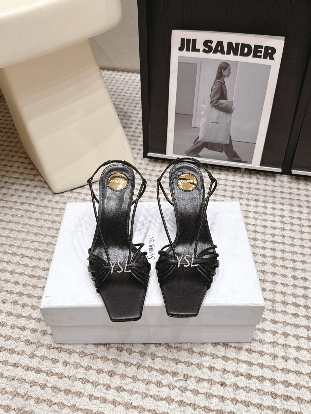 NO:817723,Purchasing agent SAINT LAURENT｜YSL Square Toe Thin Strap High Heel Sandals These square toe thin strap high heel sandals have a simple and fashionable thin strap design, and the square toe shape is super modern!  The slender heel is about 7cm and elongates the leg line, making it easy to control for daily commuting or formal occasions. The thin strap + metal buckle at the back is easy to put on and take off and stable. Pair it with a skirt or nine-point pants in summer, and you can easily get the elegant look!  Sheepskin braided straps on the upper!  Heel height: 8CM, padded sheepskin, Italian genuine leather sole, size 35-40 (40 customized), high heels and sandals, saint laurent, saint laurent, sandals, high heels, skirts, sheepskin19860909代购级 SAINT LAURENT｜YSL 方头细带高跟凉鞋 这款方头细带高跟凉鞋,细带设计简约又时髦,方头造型超有现代感！细跟约7cm 拉长腿部线条,日常通勤或正式场合都能轻松驾驭.后空细带+金属扣,穿脱方便又稳固,夏天搭配裙装或九分裤,优雅气质轻松get！ 鞋面羊皮编织细带！ 跟高:8CM 垫脚羊皮 意大利真皮底 码数35-40（40定做）,高跟鞋凉鞋,saint laurent,saint laurent,sandals,high heels,skirts,sheepskin,Women's Shoes