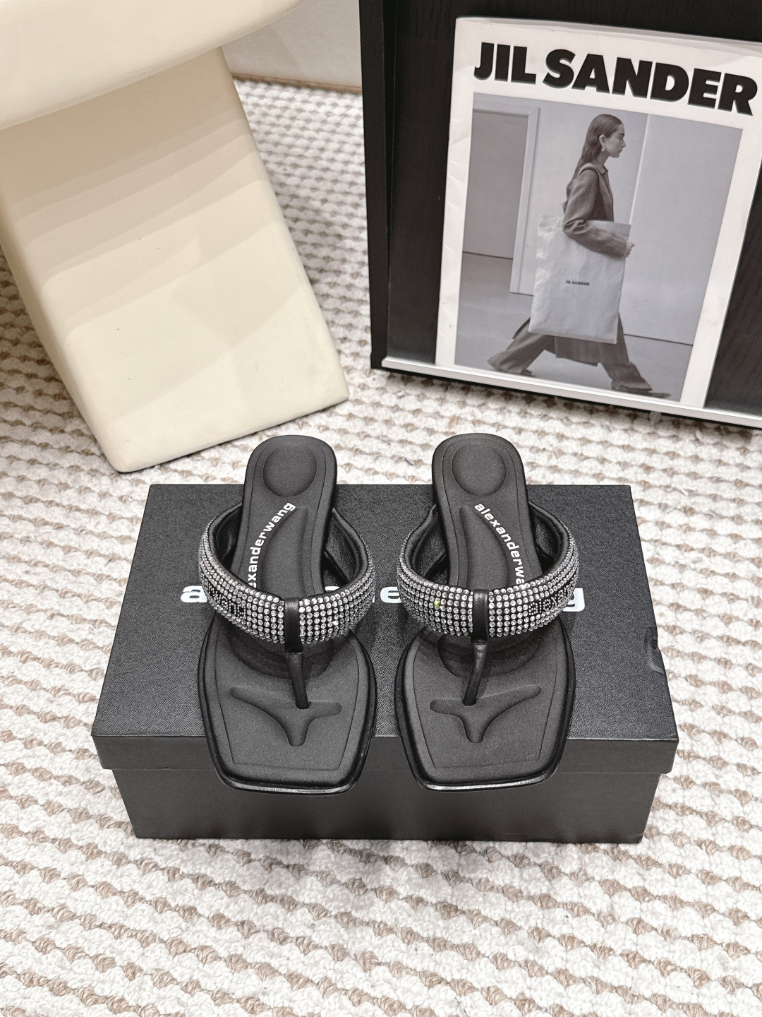 NO:817707,Purchasing-grade Alexander Wang26ss summer new rhinestone square toe thong flip-flops. It is a summer street artifact. It welds the casual and sparkling diamond atmosphere on the feet. The design adopts a neat square toe cut, with a classic flip-flop version, and has a cool texture. The rhinestone ribbon on the shoe body is the finishing touch. It is low-key and has a sense of blingbling details. It instantly enhances the sophistication of the outfit without being too ostentatious.  It is the king of versatile combinations. It can be easily worn with denim shorts, sports pants, overalls, and dresses. Whether you are going downstairs to pick up express delivery, visiting the supermarket, or vacationing at the beach or checking in at the night market, one pair can complete the look of the whole scene. The upper is silk fabric with hot diamonds and the outsole is genuine leather. Sizes 35-40 (40 size customization is non-refundable). Split-toe shoes, skirts, shorts, real silk, Leather soles19860909代购级 Alexander Wang26ss夏季新款水钻方头夹趾人字拖 夏日炸街神器,把随性与闪钻氛围感焊在脚上设计上采用利落的方头剪裁,搭配经典夹脚版型,自带酷飒质感.鞋身的水钻饰带是点睛之笔,低调中带着blingbling的细节感,上脚瞬间提升穿搭精致度,又不会过于张扬. 搭配上堪称百搭王,配牛仔短裤、运动裤、工装裤、连衣裙都能轻松驾驭,不管是下楼取快递、逛超市,还是海边度假、夜市打卡,一双就能搞定全场景造型. 鞋面真丝布烫钻 大底真皮大底 size35-40码（40码定制不退换）,分趾鞋,skirts,shorts,real silk,Leather soles,Women's Shoes