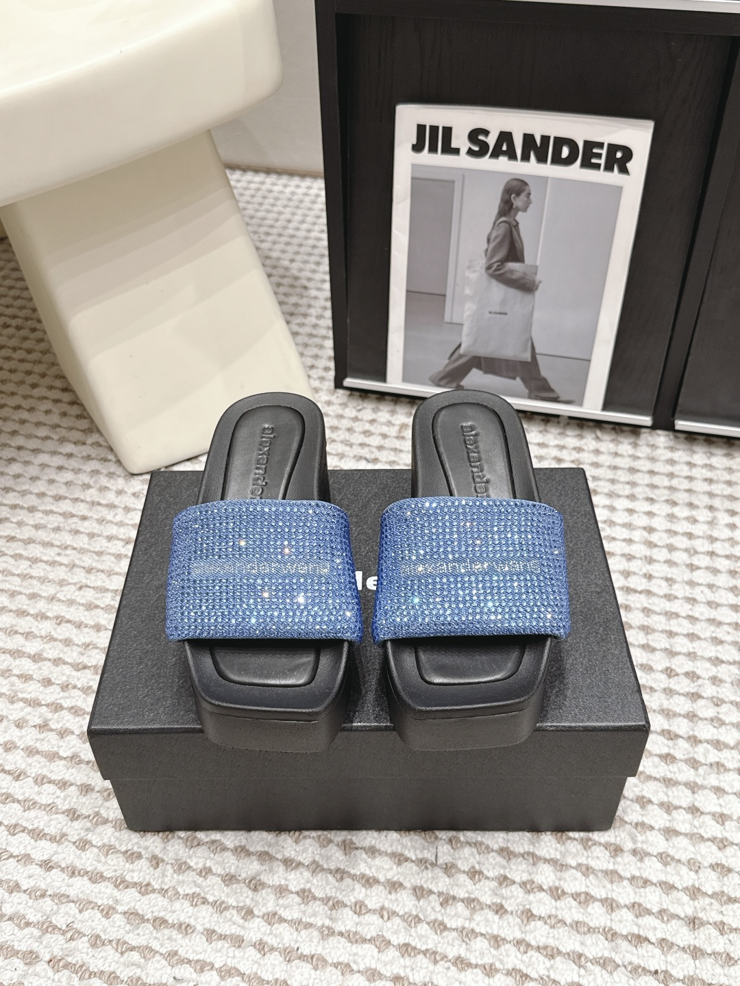 NO:817657,Dongguan purchasing agent Alexander Wang26ss early spring new flat thick bottom full diamond sandals, step on the stars under your feet!  The entire surface of the shoe strap is covered with rhinestones, reflecting fine light when walking. The square-toe shoe shape is neat and slimming. The matte thick sole comes with a heightening buff. The collision of black sole and sparkling diamonds directly adds a sweet and cool feeling. Whether it is worn with a hot girl skirt, jeans or a suit, it can instantly become the focus of the audience. It is a fashionable tool for parties and daily life. The matte black sole is calm and high-end, and the wide diamond-covered width is not exaggerated. The square toe modifies the foot shape, and the thick sole is soft and not tiring.  Wearing a suit with a suit when commuting is smart and neat, and wearing a small skirt when going on a date is sexy and sultry. It does not need to be deliberately flamboyant, but can reveal elegance in the details. It is an indispensable light luxury item in the shoe cabinet of urban beauties. Silk hot diamond upper, sheepskin lining, foam outsole, size 35-40 (40 size customization is non-refundable), slippers, slippers, skirts, jeans, business suit, sheepskin19860909东莞代购级 Alexander Wang26ss早春新款平底厚底满钻凉拖 把星光踩在脚下！整面水钻铺满鞋带宽面,走路时折射细碎光芒,方头鞋型利落又显脚瘦,哑光厚底自带增高buff,黑底+闪钻的碰撞,甜酷感直接拉满,不管是配辣妹裙、牛仔裤还是西装,都能瞬间成为全场焦点,是懂派对与日常的时髦利器.哑光黑底沉稳高级,满钻宽带却不浮夸,方头修饰脚型,厚底柔软不累脚. 通勤时搭西装干练利落,约会时配小裙性感撩人,不用刻意张扬,却能在细节里透出贵气,是都市丽人鞋柜里不可或缺的轻奢单品. 鞋面丝绸烫钻 内里羊皮 大底发泡大底 size35-40码（40码定制不退换）,拖鞋,slippers,skirts,jeans,business suit,sheepskin,Women's Shoes