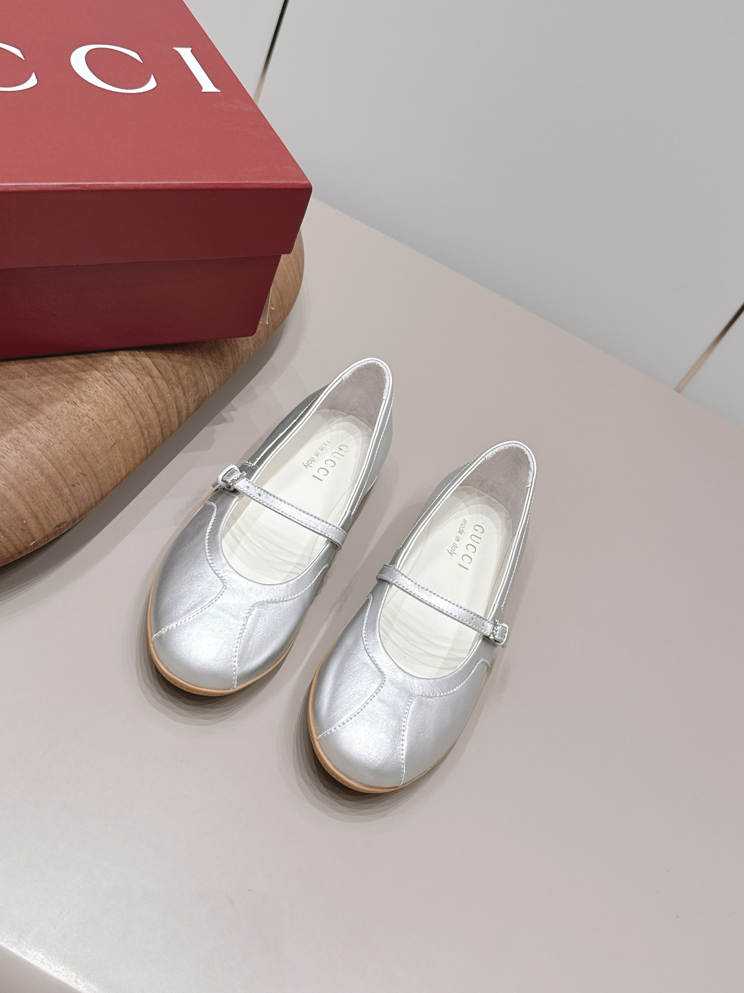 NO:872047,: 'Exclusive top version' G*ucci G*Chi 2026 vs spring and summer latest popular shoe series... [Round toe horizontal strap Loaf shoes] Original quality  Authentic European style, the upper foot is perfect to wear with this shoe. It is elegant and crystal clear. Regardless of the materials of the accessories, they are all customized one by one. You must go to get the original version. The whole series is full of exciting and exterior elements. The texture of different materials and the expression of texture and texture have a strong artistic atmosphere... Upper: Original customized cowhide Inner: Original customized cowhide Feet:  Original customized cowhide outsole: Original molded TPU molded sole Height: 2cm Packaging: Original full set of packaging Number of yards: 35-39 (40. Customization is non-refundable) Color: Official website updated simultaneously, single shoes, loafers, cowhide19860909: 《独家顶级版本》 G*ucci古*驰2026vs春夏最新爆款单鞋系列……【圆头横带乐福单鞋】 原单品质 原汁原味的欧式风格,上脚非常完美穿搭上配此鞋,优雅大方,晶莹剔透,无论种各配件材质,都是家独一比一定制,必到做原版零距离,整系个列都充了满令兴人奋意和外的元结素合,不同材的质,肌的理面的料表现,具有极的浓艺术气息…… 鞋面: 原版定制牛皮 内里: 原版定制牛皮 垫脚: 原版定制牛皮 大底: 原版开模TPU成型底 底高: 2cm 包装: 原版全套包装 码数: 35-39(40.定制不退换) 颜色:官网同步更新,单鞋,loafers,cowhide,Women's Shoes