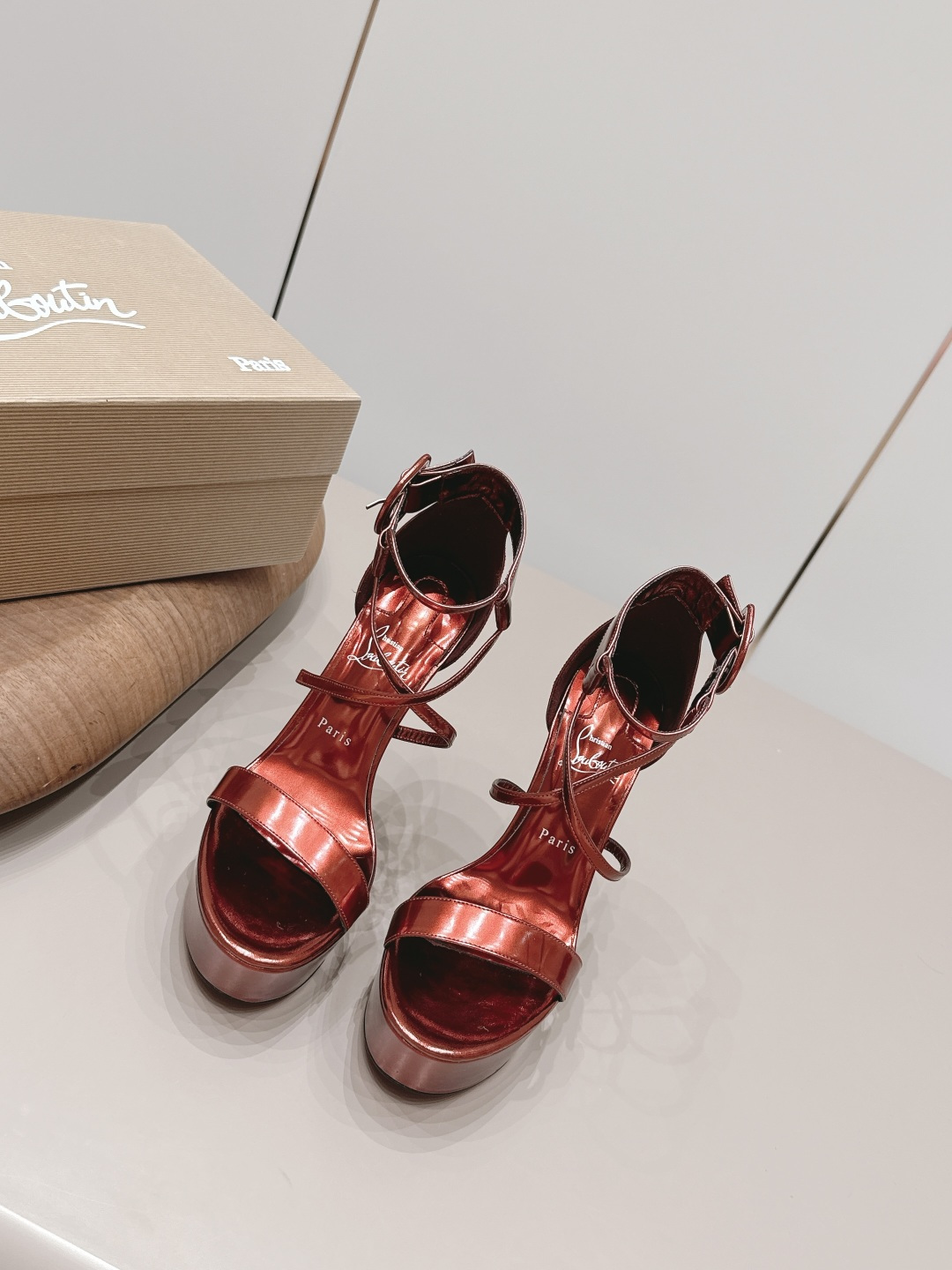 NO:871984,'Exclusive Top Version' Christian louboutin 2026 vs spring and summer latest fashion sandals series... [Round-toe water platform high-heeled sandals] Original quality  Authentic European style, the upper foot is perfect to wear with this shoe. It is elegant and crystal clear. Regardless of the materials of the accessories, they are all customized one by one. You must go to get the original version. The whole series is full of exciting and external elements. The texture of different materials, the expression of texture and surface, have a strong artistic atmosphere... Upper: Original customized patent leather Inner: Original customized sheepskin Feet:  Original customized sheepskin outsole: Original customized leather outsole Heel height: 14cm (water table 4.5cm) Packaging: Original full set of packaging Size: 35-39 (40.41.42 customization is not returnable) Color: Official website updated simultaneously, high heels and sandals, sandals, high heels, sheepskin, Leather soles19860909《独家顶级版本》 Christian louboutin2026vs春夏最新时装凉鞋系列……【圆头水台高跟凉鞋】 原单品质 原汁原味的欧式风格,上脚非常完美穿搭上配此鞋,优雅大方,晶莹剔透,无论种各配件材质,都是家独一比一定制,必到做原版零距离,整系个列都充了满令兴人奋意和外的元结素合,不同材的质,肌的理面的料表现,具有极的浓艺术气息…… 鞋面: 原版定制漆皮 内里: 原版定制羊皮 垫脚: 原版定制羊皮 大底: 原版定制真皮大底 跟高: 14cm（水台4.5cm） 包装: 原版全套包装 码数: 35-39(40.41.42定制不退换) 颜色: 官网同步更新,高跟鞋凉鞋,sandals,high heels,sheepskin,Leather soles,Women's Shoes