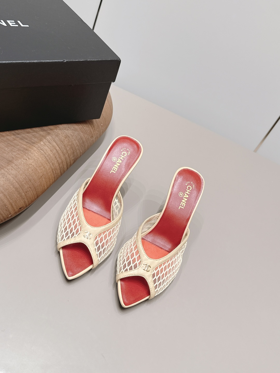 NO:871966,: 'Exclusive top version' CHANE*L Xiaoxiang 2026 vs early spring counter fashion sandals series... [Pointed net sandals] Ms. Chanel loves simple and irresistible styles. The combination shows a unique dressing style, free mix and match to shine in place and follow the fashionable pace of Grandma Tongxiang!  !  !  The top-notch craftsmanship and texture are perfectly presented. No matter any details, you can compare them with the counters. You can enter and exit the counters at will with the best quality products!  !  Fabric: Original customized sheepskin/breathable mesh Lining: Original customized sheepskin Foot pads: Original customized sheepskin Outsole: Original customized leather outsole Heel height: 7.5cm Size: 35-39 (40.41. Customization is non-returnable) Packaging: Original full set of packaging Color: Official website updated simultaneously, high heels and slippers, chanel, chanel, sandals, high heels, slippers, sheepskin, Leather soles19860909: 《独家顶级版本》  CHANE*L小香2026vs早春专柜时装凉鞋系列……【尖头网拼凉拖】  香奈儿女士钟爱简约又难以抗拒系 搭配展现与众不同的穿搭风格、自由混搭闪耀到位跟紧香奶奶时尚步伐！！！ 顶级工艺质感完美呈现,无论任何细节均可对比专柜,最好级别的顶级货,随意进出专柜！！ 面料: 原版定制羊皮/透气网 内里: 原版定制羊皮 垫脚: 原版定制羊皮 大底: 原版定制真皮大底 跟高: 7.5cm 码数: 35-39（40.41.定制不退换） 包装: 原版全套包装 颜色: 官网同步更新,高跟鞋拖鞋,chanel,chanel,sandals,high heels,slippers,sheepskin,Leather soles,Women's Shoes