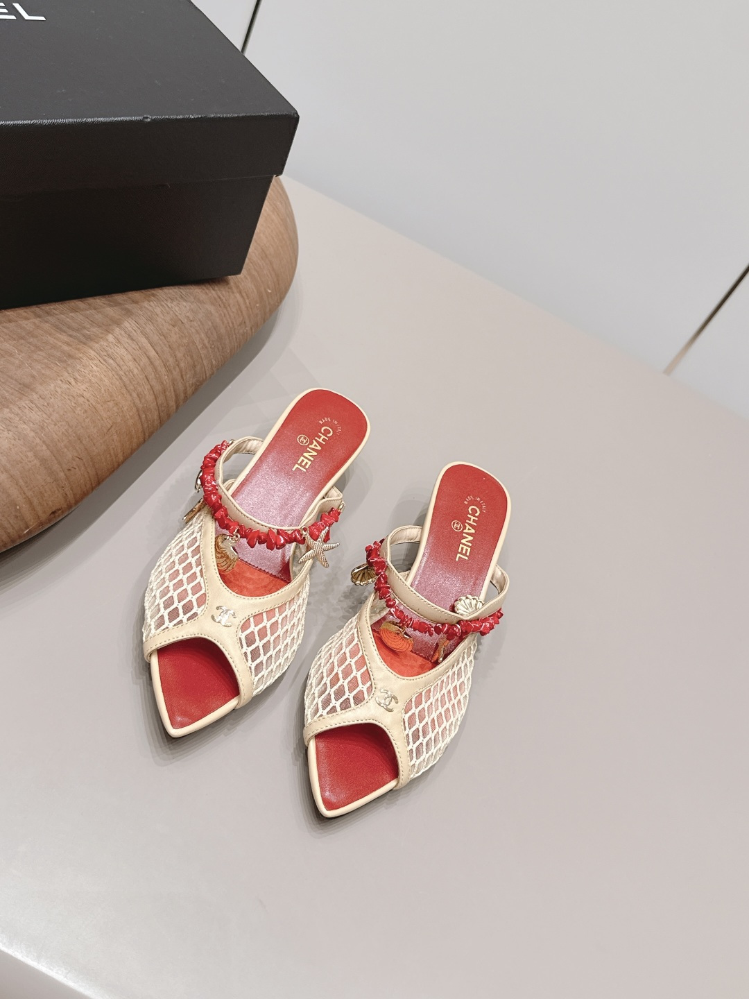 NO:871959,: 'Exclusive top version' CHANE*L Xiaoxiang 2026 vs early spring counter fashion sandals series... [Pointed net sandals] Ms. Chanel loves simple and irresistible styles. The combination shows a unique dressing style, free mix and match to shine in place and follow the fashionable pace of Grandma Tongxiang!  !  !  The top-notch craftsmanship and texture are perfectly presented. No matter any details, you can compare them with the counters. You can enter and exit the counters at will with the best quality products!  !  Fabric: Original customized sheepskin/breathable mesh/bead chain craftsmanship Lining: original customized sheepskin Foot pads: original customized sheepskin Outsole: original customized leather outsole Heel height: 3.5cm Size: 35-39 (40.41. Customization is non-refundable) Packaging: Original full set of packaging Color: Official website updated simultaneously, high heels and slippers, chanel, chanel, sandals, high  heels,slippers,sheepskin,leather soles19860909: 《独家顶级版本》  CHANE*L小香2026vs早春专柜时装凉鞋系列……【尖头网拼凉拖】  香奈儿女士钟爱简约又难以抗拒系 搭配展现与众不同的穿搭风格、自由混搭闪耀到位跟紧香奶奶时尚步伐！！！ 顶级工艺质感完美呈现,无论任何细节均可对比专柜,最好级别的顶级货,随意进出专柜！！ 面料: 原版定制羊皮/透气网/珠链工艺 内里: 原版定制羊皮 垫脚: 原版定制羊皮 大底: 原版定制真皮大底 跟高: 3.5cm 码数: 35-39（40.41.定制不退换） 包装: 原版全套包装 颜色: 官网同步更新,高跟鞋拖鞋,chanel,chanel,sandals,high heels,slippers,sheepskin,Leather soles,Women's Shoes