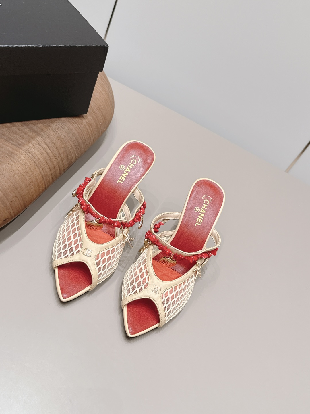 NO:871953,: 'Exclusive top version' CHANE*L Xiaoxiang 2026 vs early spring counter fashion sandals series... [Pointed net sandals] Ms. Chanel loves simple and irresistible styles. The combination shows a unique dressing style, free mix and match to shine in place and follow the fashionable pace of Grandma Tongxiang!  !  !  The top-notch craftsmanship and texture are perfectly presented. No matter any details, you can compare them with the counters. You can enter and exit the counters at will with the best quality products!  !  Fabric: Original customized sheepskin/breathable mesh/bead chain craftsmanship Lining: original customized sheepskin Foot pads: original customized sheepskin Outsole: original customized leather outsole Heel height: 7.5cm Size: 35-39 (40.41. Customization is non-refundable) Packaging: Original full set of packaging Color: Official website updated simultaneously, high heels and slippers, chanel, chanel, sandals, high  heels,slippers,sheepskin,leather soles19860909: 《独家顶级版本》  CHANE*L小香2026vs早春专柜时装凉鞋系列……【尖头网拼凉拖】  香奈儿女士钟爱简约又难以抗拒系 搭配展现与众不同的穿搭风格、自由混搭闪耀到位跟紧香奶奶时尚步伐！！！ 顶级工艺质感完美呈现,无论任何细节均可对比专柜,最好级别的顶级货,随意进出专柜！！ 面料: 原版定制羊皮/透气网/珠链工艺 内里: 原版定制羊皮 垫脚: 原版定制羊皮 大底: 原版定制真皮大底 跟高: 7.5cm 码数: 35-39（40.41.定制不退换） 包装: 原版全套包装 颜色: 官网同步更新,高跟鞋拖鞋,chanel,chanel,sandals,high heels,slippers,sheepskin,Leather soles,Women's Shoes