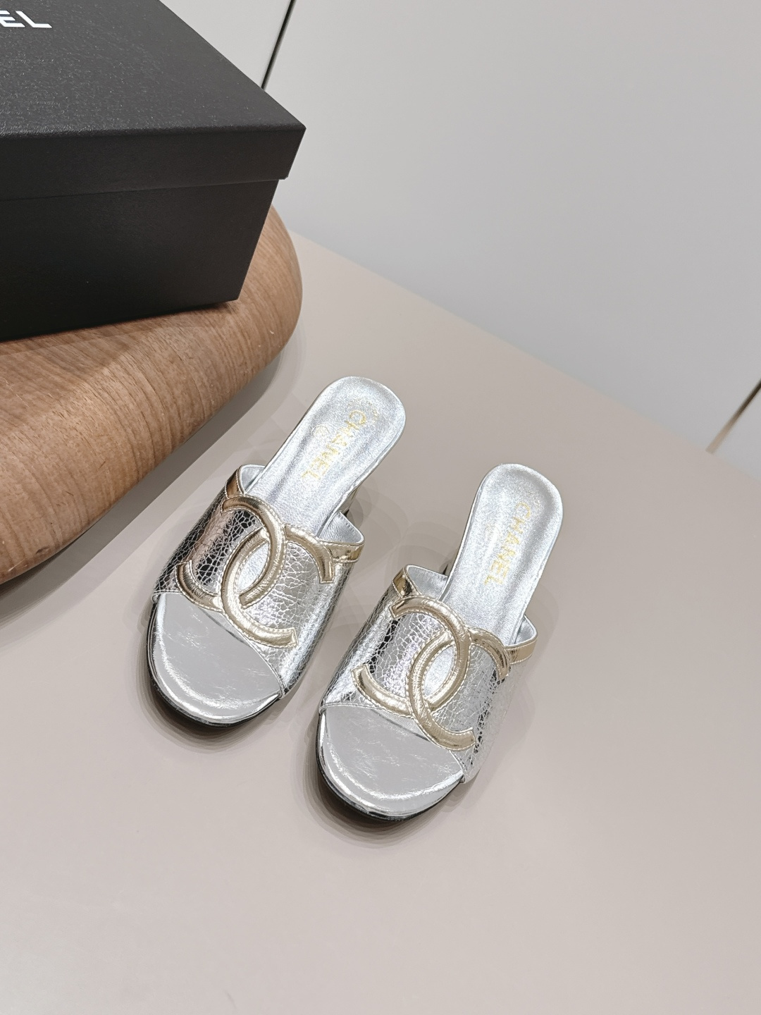 NO:871931,: 'Exclusive top version' CHANE*L Xiaoxiang 2026 vs early spring counter fashion sandals series... [Round-toe color-blocked sandals] Ms. Chanel loves simple and irresistible styles. The combination shows a unique dressing style, free mix and match to shine in place and follow the fashionable pace of Grandma Tongxiang!  !  !  The top-notch craftsmanship and texture are perfectly presented. No matter any details, you can compare them with the counters. You can enter and exit the counters at will with the best quality products!  !  Fabric: Original customized/sheepskin/color-matching process Lining: Original customized sheepskin Foot pads: Original customized sheepskin Outsole: Original customized leather outsole Heel height: 7.5cm Size: 35-39 (40.41.42. Customization is non-refundable) Packaging: Original full set of packaging Color: Official website updated simultaneously, slippers, chanel, chanel, sandals, slippers, sheepskin, Leather soles19860909: 《独家顶级版本》  CHANE*L小香2026vs早春专柜时装凉鞋系列……【圆头拼色凉拖】  香奈儿女士钟爱简约又难以抗拒系 搭配展现与众不同的穿搭风格、自由混搭闪耀到位跟紧香奶奶时尚步伐！！！ 顶级工艺质感完美呈现,无论任何细节均可对比专柜,最好级别的顶级货,随意进出专柜！！ 面料: 原版定制/羊皮/拼色工艺 内里: 原版定制羊皮 垫脚: 原版定制羊皮 大底: 原版定制真皮大底 跟高: 7.5cm 码数: 35-39（40.41.42.定制不退换） 包装: 原版全套包装 颜色: 官网同步更新,拖鞋,chanel,chanel,sandals,slippers,sheepskin,Leather soles,Women's Shoes
