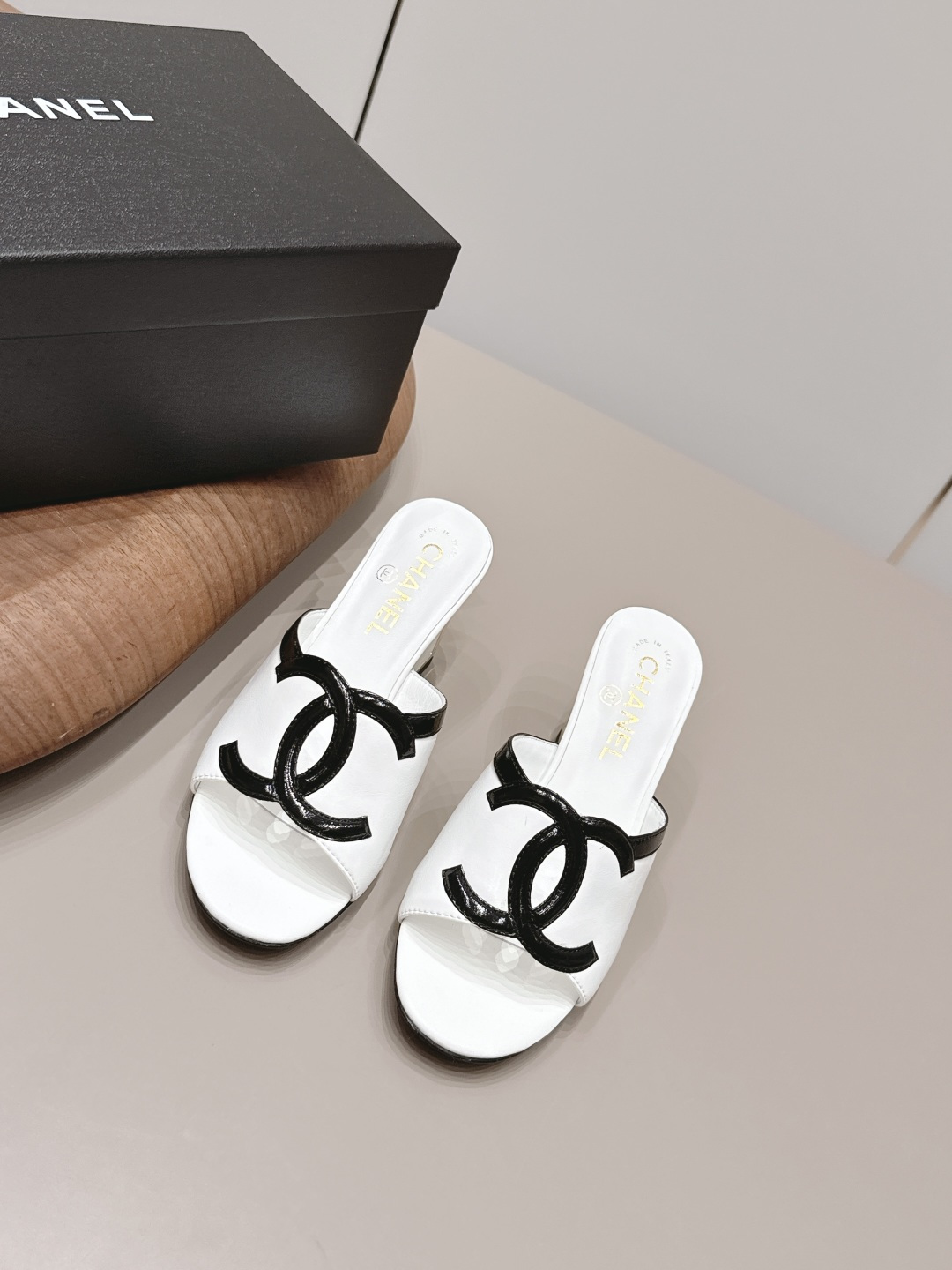 NO:871923,: 'Exclusive top version' CHANE*L Xiaoxiang 2026 vs early spring counter fashion sandals series... [Round-toe color-blocked sandals] Ms. Chanel loves simple and irresistible styles. The combination shows a unique dressing style, free mix and match to shine in place and follow the fashionable pace of Grandma Tongxiang!  !  !  The top-notch craftsmanship and texture are perfectly presented. No matter any details, you can compare them with the counters. You can enter and exit the counters at will with the best quality products!  !  Fabric: Original customized patent leather/sheepskin/color matching process Lining: Original customized sheepskin Foot pads: Original customized sheepskin Outsole: Original customized leather outsole Heel height: 7.5cm Size: 35-39 (40.41.42. Customization is non-refundable) Packaging: Original full set of packaging Color: Official website updated simultaneously, slippers, chanel, chanel, sandals, slippers, sheepskin, Leather  soles19860909: 《独家顶级版本》  CHANE*L小香2026vs早春专柜时装凉鞋系列……【圆头拼色凉拖】  香奈儿女士钟爱简约又难以抗拒系 搭配展现与众不同的穿搭风格、自由混搭闪耀到位跟紧香奶奶时尚步伐！！！ 顶级工艺质感完美呈现,无论任何细节均可对比专柜,最好级别的顶级货,随意进出专柜！！ 面料: 原版定制漆皮/羊皮/拼色工艺 内里: 原版定制羊皮 垫脚: 原版定制羊皮 大底: 原版定制真皮大底 跟高: 7.5cm 码数: 35-39（40.41.42.定制不退换） 包装: 原版全套包装 颜色: 官网同步更新,拖鞋,chanel,chanel,sandals,slippers,sheepskin,Leather soles,Women's Shoes