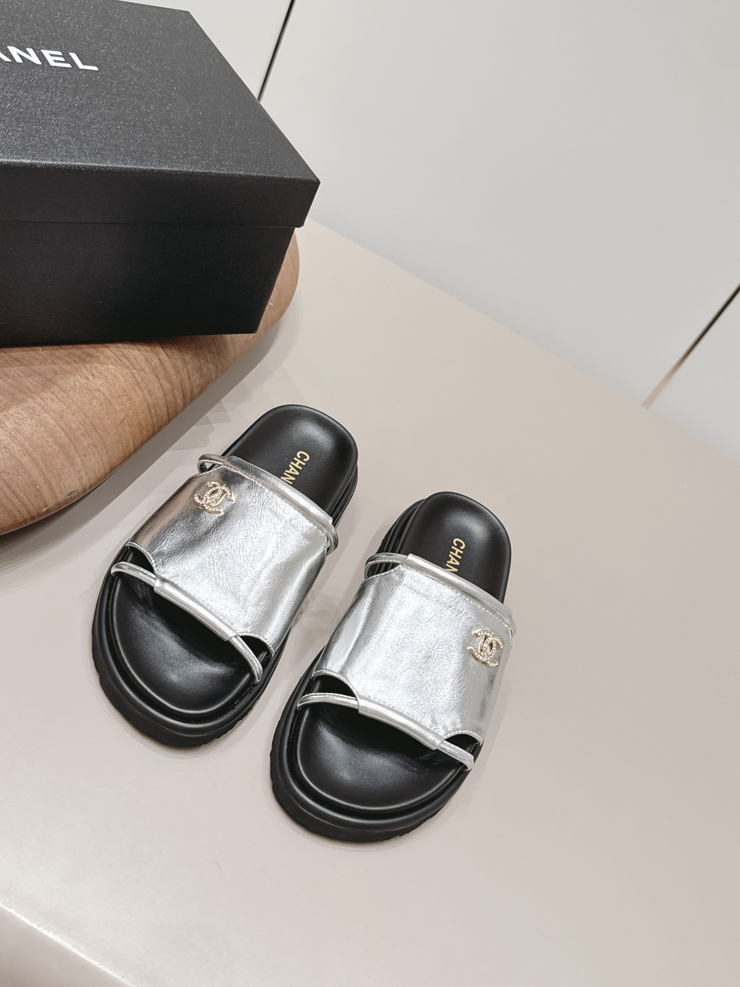NO:871938,'Exclusive top version' CHANE*L Xiaoxiang 2026 vs early spring popular sandals series... [Round-toe thick-soled sandals] Customized leather surface, color, customized unique leather strapping complex craftsmanship, Milan catwalk main recommendation, super hot. High-end handmade series, really beautiful!  The upper foot is super good-looking, playful and high-end, and the thick sole increases height and is versatile in summer. The fabric is original customized cowhide, the lining is original customized sheepskin, the foot pad is original customized sheepskin, the outsole is original molded foam combination sole, the packaging is the original full set of packaging. The code number is 35-39 (40.41.42. Customization is non-returnable). The colors are updated simultaneously on the official website, slippers, chanel, sandals, slippers, cowhide, sheepskin.19860909《独家顶级版本》 CHANE*L小香2026vs早春爆款凉鞋系列……【圆头厚底凉拖】 定制皮面、颜色、定制独特的穿皮条复杂工艺、米兰走秀主推款,超火爆. 高级手工系列,真的太美了！上脚超级好看,俏皮又高级,厚底增高百搭 夏日必备…… 面料原版定制牛皮 内里原版定制羊皮 垫脚原版定制羊皮 大底原版开模发泡组合底 包装原版全套包装 码数35-39（40.41.42.定制不退换） 颜色官网同步更新,拖鞋,chanel,sandals,slippers,cowhide,sheepskin,Women's Shoes