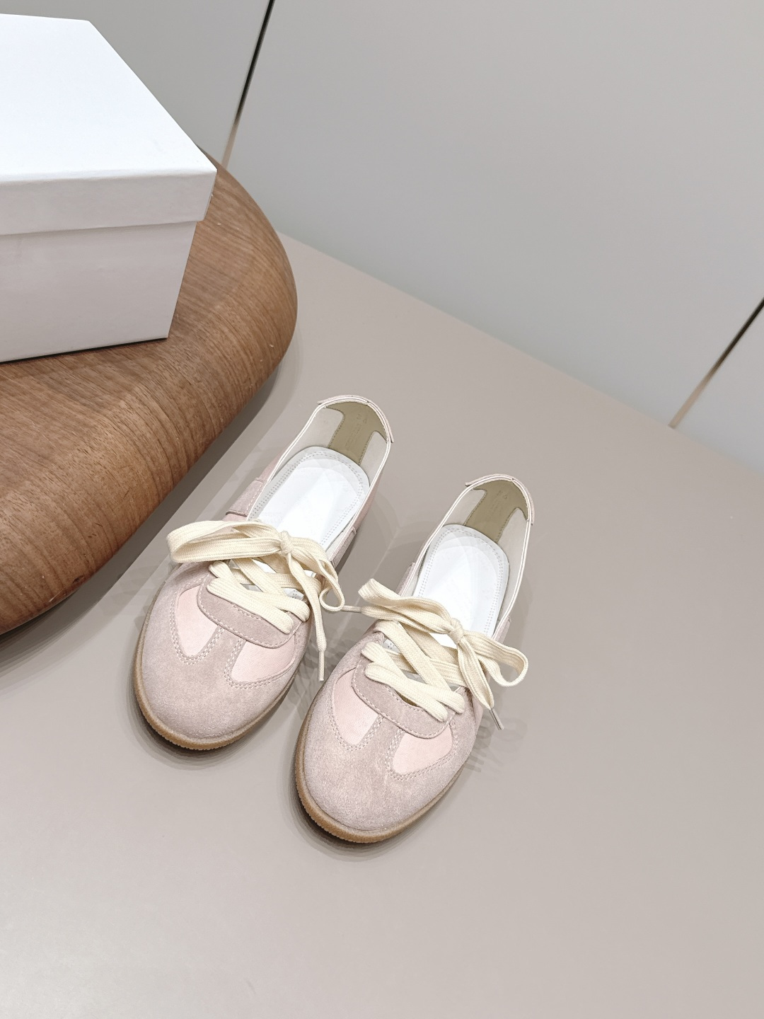 NO:872054,: 'Exclusive top version' Maison Margiela 26 vs spring and summer new Dexun shoes series... [Round-toe strap Dexun shoes] The original version provides one-to-one comfort, better wrapping, full personality, and easy to match with various styles of clothes... Fabric: Original custom suede/sheepskin Lining: Original custom sheepskin Foot pads: Original custom sheepskin Outsole: Original open-mold rubber molded bottom Bottom thickness: 2cm Size:  35-39 (40.41. Customization is non-refundable) Packaging: Original full set of packaging Color: Official website updated simultaneously, single shoes, masion margiela, sheepskin, chamois leather19860909: 《独家顶级版本》 Maison Margiela马吉拉26vs春夏新款德训单鞋系列……【圆头绑带德训单鞋】 原版一比一打造舒适度,包裹性都比较好,个性十足,很好驾驭各种风格衣服搭配…… 面料: 原版定制麂皮/羊皮 内里: 原版定制羊皮 垫脚: 原版定制羊皮 大底: 原版开模生胶成型底 底厚: 2cm 码数: 35-39（40.41.定制不退换） 包装:原版全套包装 颜色:官网同步更新,单鞋,masion margiela,sheepskin,chamois leather,Women's Shoes