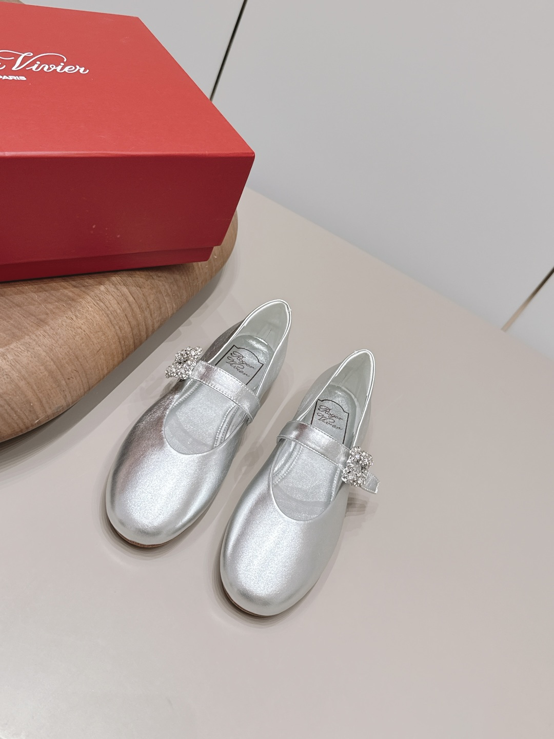 NO:871847,: 'Exclusive top version' ROGE*VIVIE*2026vs spring and summer hot shoe series... [Round toe horizontal strap flat shoes] RV originated from the Paris, France fashion design brand - classic shoe series RV is the brand to pursue!  Each one can be said to be the best!  The appearance goes well with the clothes in the wardrobe. The square buckle also makes the match look more grand and impressive in and out of various places. Fabric: Original customized sheepskin/diamond buckle Lining: Original customized sheepskin Foot pads: Original customized sheepskin Outsole: Original Italian genuine leather outsole Heel height: 1.0cm Size: 35-39 (40. Customization is non-refundable) Packaging: Original full set of packaging Color: Official website updated simultaneously, single shoes, Roger  vivier,sheepskin,Leather soles19860909: 《独家顶级版本》 ROGE*VIVIE*2026vs春夏爆款单鞋系列……【圆头横带平底单鞋】 RV源于法国巴黎时尚设计品牌— —经典单鞋系列 RV是追求的品牌！每一款都可谓是做到了极致！ 外观很好搭配,衣柜的衣服都能搭配的很出众,方扣也是让搭配看起来更大气,进出各种场所都有气势 面料: 原版定制羊皮/钻扣 内里: 原版定制羊皮 垫脚: 原版定制羊皮 大底: 原版意大利真皮大底 跟高: 1.0cm 码数: 35-39（40.定制不退换） 包装: 原版全套包装 颜色:官网同步更新,单鞋,roger vivier,sheepskin,Leather soles,Women's Shoes