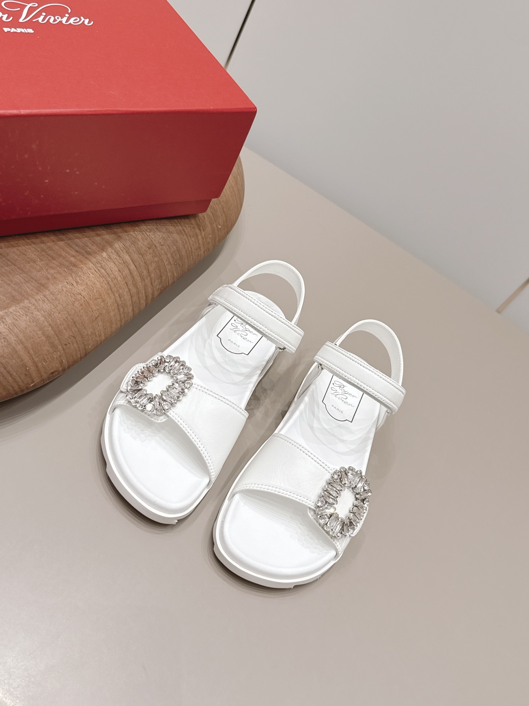 NO:871840,'Exclusive top version' ROGE*VIVIE*2026vs new spring and summer sandals series... [Round-toe diamond buckle beach sandals] RV originates from the French Paris fashion design brand - the classic shoe series RV is the brand to pursue!  Each one can be said to be the best!  The appearance is well matched, and the clothes in the wardrobe can be matched very well. The square buckle also makes the match look more grand, and has momentum in and out of various places. The fabric is original customized sheepskin/diamond buckle. The inner lining is original customized sheepskin. The feet are original customized cow pattern and water table. The outsole is original open molded TPU molded bottom. The bottom height is 2.0cm. The size is 35-39 (40. Customization is non-refundable). Original full package. Color: official website updated simultaneously, sandals, roger.  vivier,sandals,sheepskin19860909《独家顶级版本》 ROGE*VIVIE*2026vs春夏新款凉拖系列……【圆头钻扣沙滩凉鞋】 RV源于法国巴黎时尚设计品牌— —经典单鞋系列 RV是追求的品牌！每一款都可谓是做到了极致！ 外观很好搭配,衣柜的衣服都能搭配的很出众,方扣也是让搭配看起来更大气,进出各种场所都有气势 面料原版定制羊皮/钻扣 内里原版定制羊皮 垫脚原版定制牛纹包水台 大底原版开模TPU成型底 底高2.0cm 码数35-39（40.定制不退换） 包装原版全套包装 颜色:官网同步更新,凉鞋,roger vivier,sandals,sheepskin,Women's Shoes