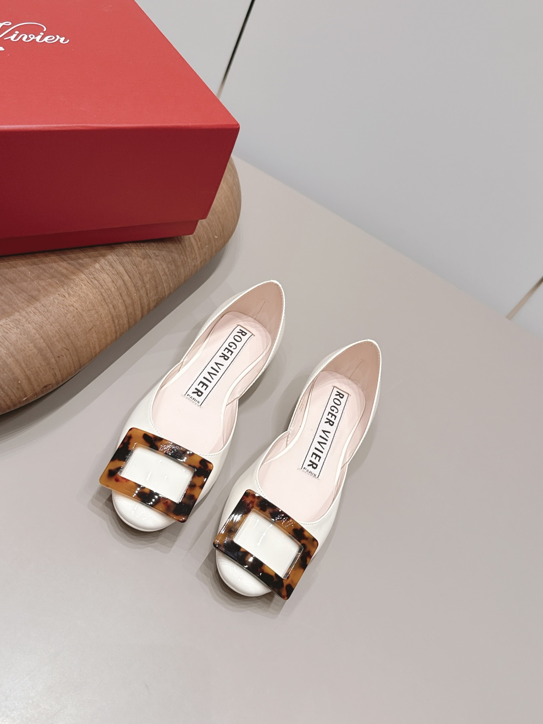 NO:871854,: 'Exclusive top version' ROGE*VIVIE*2026vs spring and summer hot shoe series... [Round toe square buckle flat shoes] RV originated from the French Paris fashion design brand - classic shoe series RV is the brand to pursue!  Each one can be said to be the best!  The appearance matches well, and the clothes in the wardrobe can be matched very well. The square buckle also makes the match look more grand, and it has momentum in and out of various places. Fabric: original customized patent leather/square buckle. Lining: original customized sheepskin. Foot: original customized sheepskin. Outsole: original open molded TPU molded sole. Heel height: 1.0cm. Size: 35-39 (40. Customization is not returnable). Packaging: Original full set of packaging.  Color: official website updated simultaneously, single shoes, Roger Vivier, sheepskin19860909: 《独家顶级版本》 ROGE*VIVIE*2026vs春夏爆款单鞋系列……【圆头方扣平底单鞋】 RV源于法国巴黎时尚设计品牌— —经典单鞋系列 RV是追求的品牌！每一款都可谓是做到了极致！ 外观很好搭配,衣柜的衣服都能搭配的很出众,方扣也是让搭配看起来更大气,进出各种场所都有气势 面料: 原版定制漆皮/方扣 内里: 原版定制羊皮 垫脚: 原版定制羊皮 大底: 原版开模TPU成型底 跟高: 1.0cm 码数: 35-39（40.定制不退换） 包装: 原版全套包装 颜色:官网同步更新,单鞋,roger vivier,sheepskin,Women's Shoes