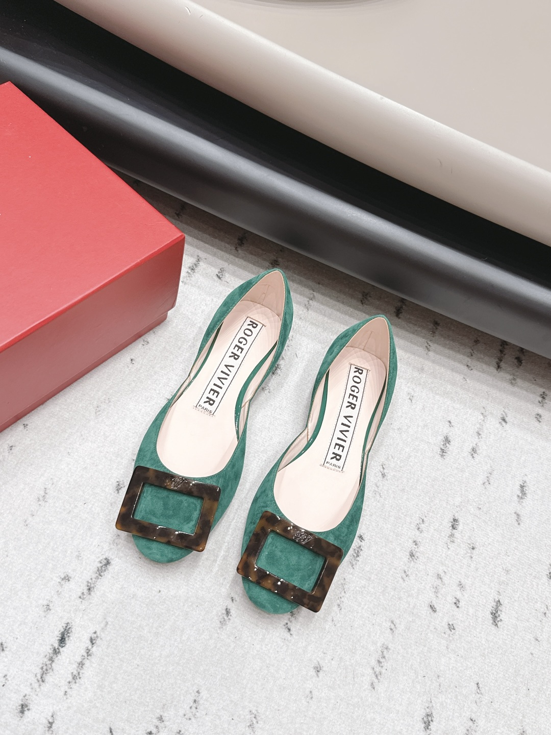NO:871862,: 'Exclusive top version' ROGE*VIVIE*2026vs spring and summer hot shoe series... [Round toe square buckle flat shoes] RV originated from the French Paris fashion design brand - classic shoe series RV is the brand to pursue!  Each one can be said to be the best!  The appearance goes well with the clothes in the wardrobe. The square buckle also makes the match look more grand and impressive in and out of various places. Fabric: original customized cashmere/square buckle. Lining: original customized sheepskin. Foot: original customized sheepskin. Outsole: original molded TPU molded sole. Heel height: 1.0cm. Size: 35-39 (40. Customization is non-refundable). Packaging: Original full set of packaging.  Color: official website updated simultaneously, single shoes, Roger Vivier, sheepskin19860909: 《独家顶级版本》 ROGE*VIVIE*2026vs春夏爆款单鞋系列……【圆头方扣平底单鞋】 RV源于法国巴黎时尚设计品牌— —经典单鞋系列 RV是追求的品牌！每一款都可谓是做到了极致！ 外观很好搭配,衣柜的衣服都能搭配的很出众,方扣也是让搭配看起来更大气,进出各种场所都有气势 面料: 原版定制羊绒/方扣 内里: 原版定制羊皮 垫脚: 原版定制羊皮 大底: 原版开模TPU成型底 跟高: 1.0cm 码数: 35-39（40.定制不退换） 包装: 原版全套包装 颜色:官网同步更新,单鞋,roger vivier,sheepskin,Women's Shoes