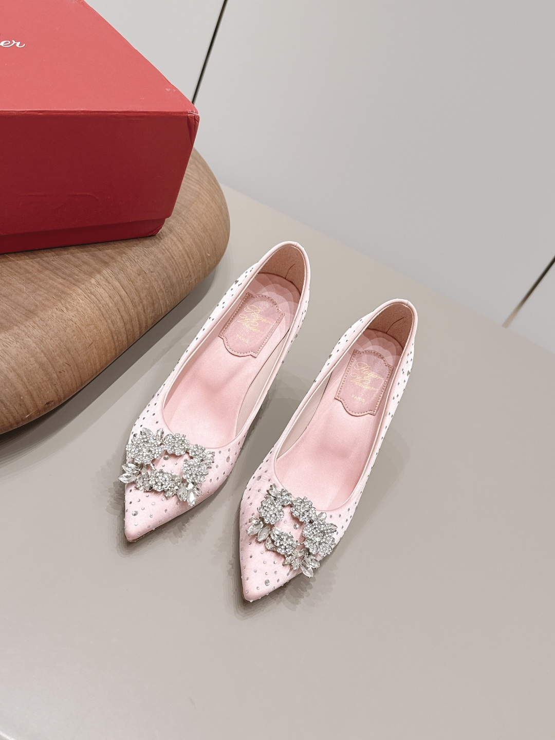 NO:871870,: 'Exclusive top version' ROGE*VIVIE*2026vs spring and summer hot shoe series... [Pointed toe hot-drilled high-heeled shoes] RV originated from the French Paris fashion design brand - the classic shoe series RV is the brand to pursue!  Each one can be said to be the best!  The appearance goes well with the clothes in the wardrobe, and the square buckle also makes the match look more grand, and has momentum in and out of various places. Fabric: Original custom silk cloth/hot diamond/drill buckle Lining: original custom sheepskin Feet: original custom sheepskin Outsole: original Italian leather outsole Heel height: 8cm Code number: 35-39 (34.40.41. Customization is not returnable) Packaging: Original full package  Color: official website updated simultaneously, high heels single shoes, roger vivor, high heels, sheepskin, real silk, Leather soles19860909: 《独家顶级版本》 ROGE*VIVIE*2026vs春夏爆款单鞋系列……【尖头烫钻高跟单鞋】 RV源于法国巴黎时尚设计品牌— —经典单鞋系列 RV是追求的品牌！每一款都可谓是做到了极致！ 外观很好搭配,衣柜的衣服都能搭配的很出众,方扣也是让搭配看起来更大气,进出各种场所都有气势 面料: 原版定制真丝布/烫钻/钻扣 内里: 原版定制羊皮 垫脚: 原版定制羊皮 大底: 原版意大利真皮大底 跟高: 8cm 码数: 35-39（34.40.41.定制不退换） 包装: 原版全套包装 颜色:官网同步更新,高跟鞋单鞋,roger vivier,high heels,sheepskin,real silk,Leather soles,Women's Shoes