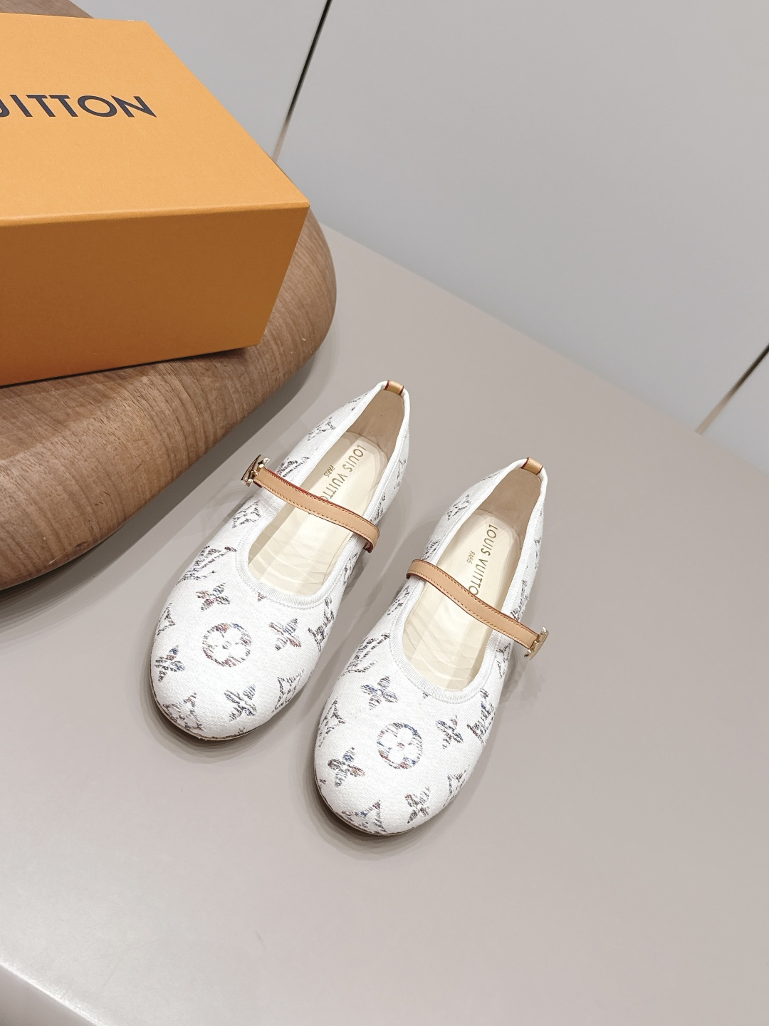 NO:871899,: 'Exclusive top version' LV donkey brand 2026 vs spring and summer Paris purchasing latest popular fashion shoes series... [Round toe horizontal strap flat shoes] Original buckle molding Comes with original logo Super dazzling At first glance, it looks high-end and classy, making you stand out - MATERIAL Material - Fabric: Original customized sheepskin/denim/electronic embroidery process Inner: Original customized sheepskin Foot: Original customized sheepskin Outsole:  Original customized leather outsole Heel height: 1.0cm Packaging: Original full set of packaging Size: 35-39 (40.41. Customization is not returnable) Color: Official website updated simultaneously, single shoes, Louis Vuitton, sheepskin, Leather soles19860909: 《独家顶级版本》 LV驴牌2026vs春夏夏巴黎代购最新爆款时装单鞋系列……【圆头横带平底单鞋】 原版扣开模 附带原版logo 超级炫美 一眼看上去就高端大气上档次,让你齁的柱所以主场 - MATERIAL 材质 - 面料: 原版定制羊皮/牛仔布/电绣工艺 内里: 原版定制羊皮 垫脚: 原版定制羊皮 大底: 原版定制真皮大底 跟高: 1.0cm 包装: 原版全套包装 码数: 35-39（40.41.定制不退换） 颜色:官网同步更新,单鞋,louis vuitton,sheepskin,Leather soles,Women's Shoes