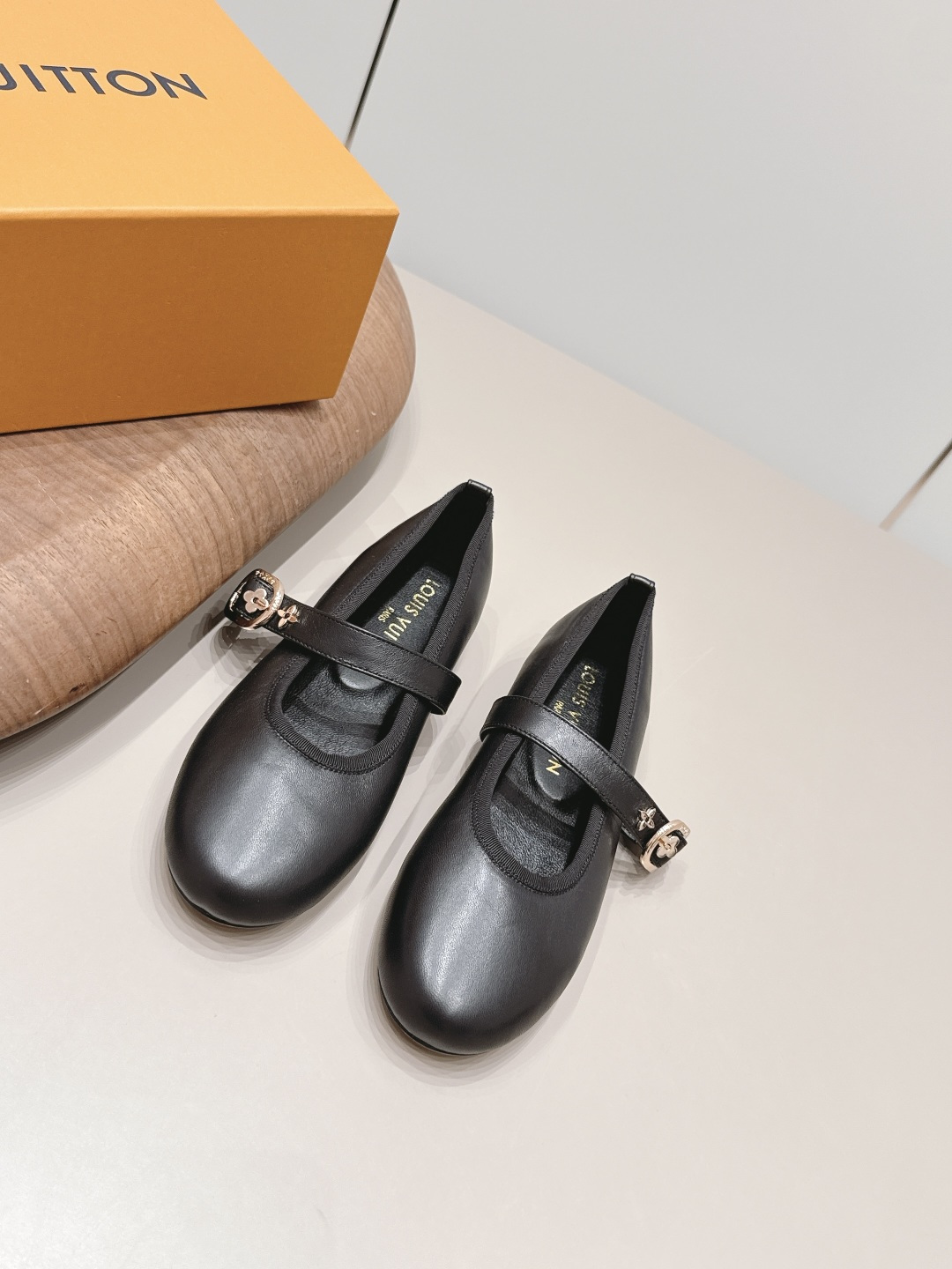 NO:871877,: 'Exclusive Top Version' LV Donkey Brand 2026 vs. Spring and Summer Paris Purchasing Latest Popular Fashion Shoes Series... [Round-toe horizontal strap flat shoes] Original buckle molding, with original logo, super dazzling and high-end at first glance, making you stand out - MATERIAL Material - Fabric: Original customized sheepskin Lining: Original customized sheepskin Foot: Original customized sheepskin Outsole: Original customized leather outsole  Heel height: 1.0cm Packaging: Original full set of packaging Size: 35-39 (40.41. Customization is not returnable) Color: Official website updated simultaneously, single shoes, louis vuitton, sheepskin, Leather soles19860909: 《独家顶级版本》 LV驴牌2026vs春夏夏巴黎代购最新爆款时装单鞋系列……【圆头横带平底单鞋】 原版扣开模 附带原版logo 超级炫美 一眼看上去就高端大气上档次,让你齁的柱所以主场 - MATERIAL 材质 - 面料: 原版定制羊皮 内里: 原版定制羊皮 垫脚: 原版定制羊皮 大底: 原版定制真皮大底 跟高: 1.0cm 包装: 原版全套包装 码数: 35-39（40.41.定制不退换） 颜色:官网同步更新,单鞋,louis vuitton,sheepskin,Leather soles,Women's Shoes
