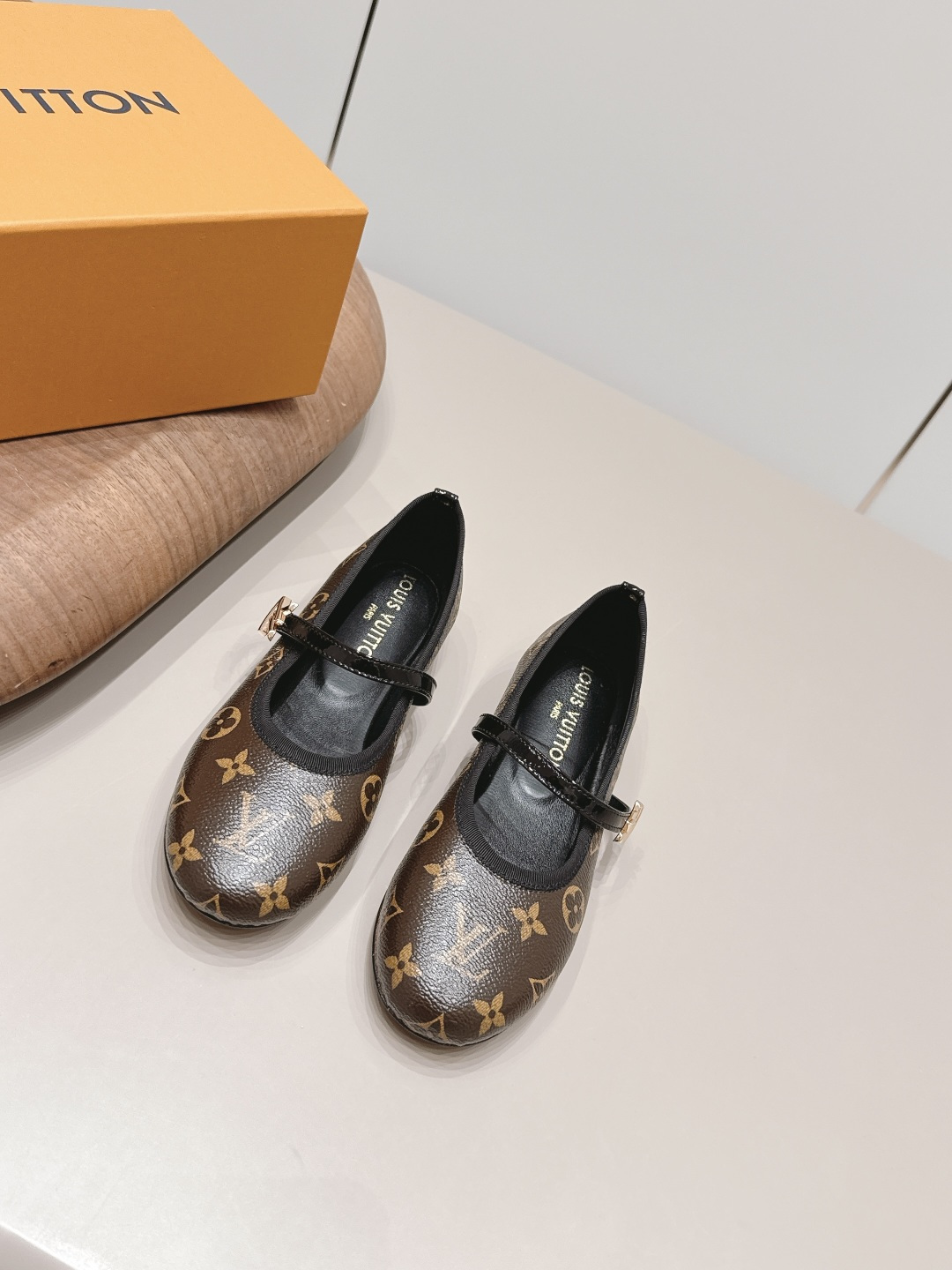 NO:871884,: 'Exclusive Top Version' LV Donkey Brand 2026 vs. Spring and Summer Paris Purchasing Latest Hot Fashion Shoes Series... [Round-toe horizontal strap flat shoes] Original buckle molding, with original logo, super dazzling and high-end at first glance, making you stand out - MATERIAL Material - Fabric: Original custom-made old fabrics Lining: Original custom-made sheepskin Foot: Original custom-made sheepskin Outsole: Original custom-made leather outsole  Heel height: 1.0cm Packaging: Original full set of packaging Size: 35-39 (40.41. Customization is not returnable) Color: Official website updated simultaneously, single shoes, louis vuitton, sheepskin, Leather soles19860909: 《独家顶级版本》 LV驴牌2026vs春夏夏巴黎代购最新爆款时装单鞋系列……【圆头横带平底单鞋】 原版扣开模 附带原版logo 超级炫美 一眼看上去就高端大气上档次,让你齁的柱所以主场 - MATERIAL 材质 - 面料: 原版定制老花料 内里: 原版定制羊皮 垫脚: 原版定制羊皮 大底: 原版定制真皮大底 跟高: 1.0cm 包装: 原版全套包装 码数: 35-39（40.41.定制不退换） 颜色:官网同步更新,单鞋,louis vuitton,sheepskin,Leather soles,Women's Shoes
