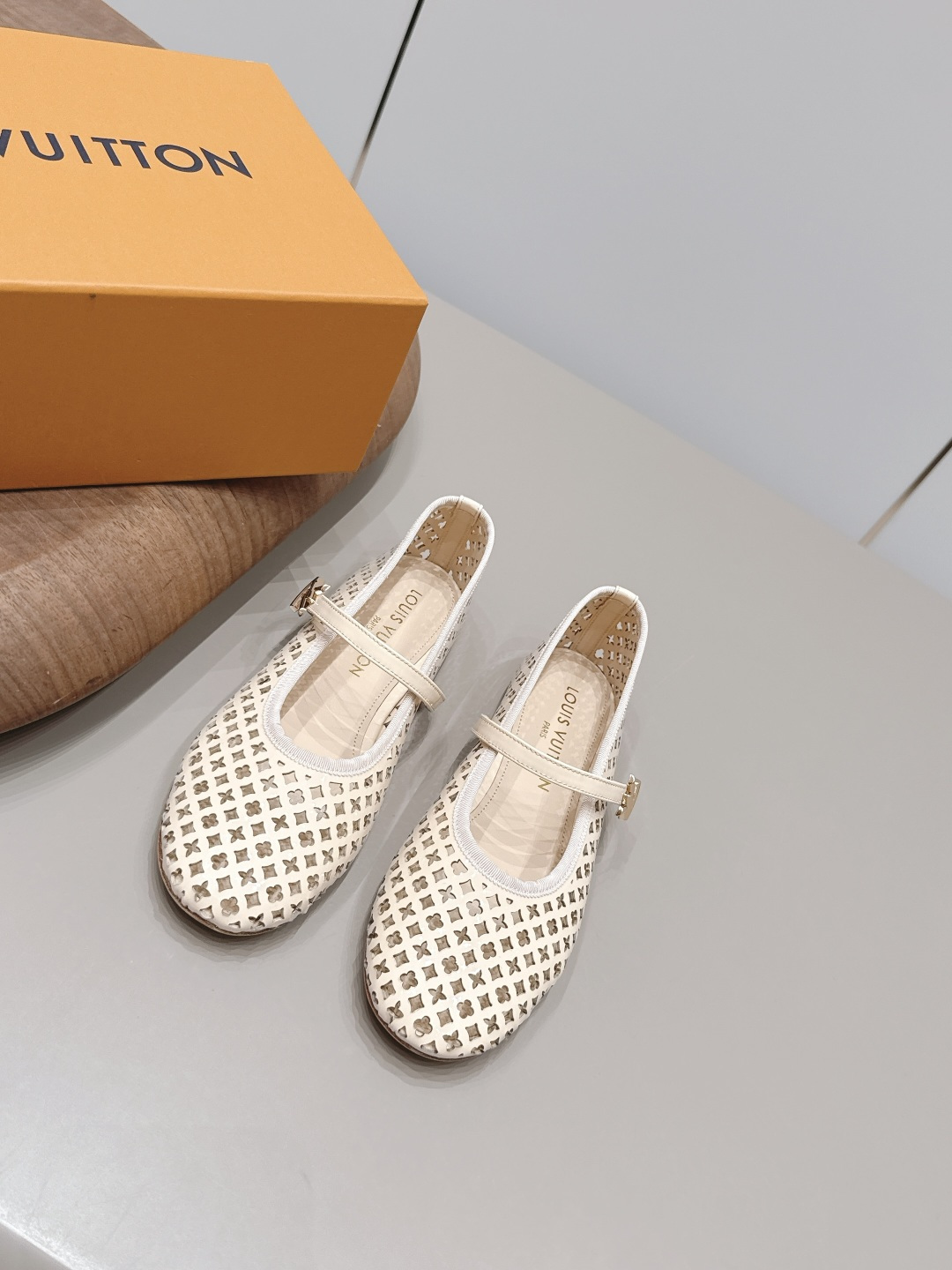 NO:871891,: 'Exclusive top version' LV donkey brand 2026 vs spring and summer Paris purchasing latest popular fashion shoes series... [Round toe horizontal strap flat shoes] Original buckle molding Comes with original logo Super dazzling At first glance, it looks high-end and classy, making you stand out - MATERIAL Material - Fabric: Original custom patent leather/punching process Lining: Original custom sheepskin Foot pads: Original custom sheepskin Outsole:  Original customized leather outsole Heel height: 1.0cm Packaging: Original full set of packaging Size: 35-39 (40.41. Customization is not returnable) Color: Official website updated simultaneously, single shoes, Louis Vuitton, sheepskin, Leather soles19860909: 《独家顶级版本》 LV驴牌2026vs春夏夏巴黎代购最新爆款时装单鞋系列……【圆头横带平底单鞋】 原版扣开模 附带原版logo 超级炫美 一眼看上去就高端大气上档次,让你齁的柱所以主场 - MATERIAL 材质 - 面料: 原版定制漆皮/冲孔工艺 内里: 原版定制羊皮 垫脚: 原版定制羊皮 大底: 原版定制真皮大底 跟高: 1.0cm 包装: 原版全套包装 码数: 35-39（40.41.定制不退换） 颜色:官网同步更新,单鞋,louis vuitton,sheepskin,Leather soles,Women's Shoes