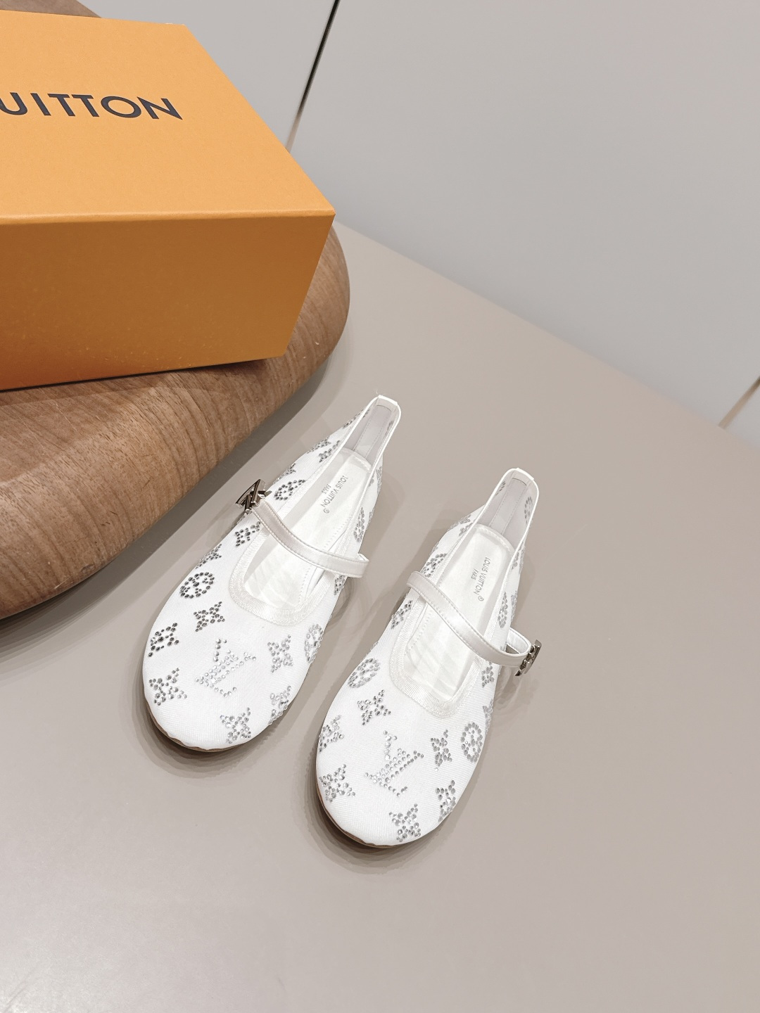 NO:871848,: 'Exclusive Top Version' LV Donkey Brand 2026 vs. Spring and Summer Paris Purchasing Latest Popular Fashion Shoes Series... [Round-toe horizontal strap flat shoes] Original buckle molding. Comes with original logo. Super dazzling. It looks high-end and classy at first glance, making you stand out - MATERIAL Material - Fabric: Original custom mesh/hot diamond process Inner: Original custom sheepskin Foot: Original custom sheepskin Outsole:  Original customized leather outsole Heel height: 1.0cm Packaging: Original full set of packaging Size: 35-39 (40.41. Customization is not returnable) Color: Official website updated simultaneously, single shoes, Louis Vuitton, sheepskin, Leather soles19860909: 《独家顶级版本》 LV驴牌2026vs春夏夏巴黎代购最新爆款时装单鞋系列……【圆头横带平底单鞋】 原版扣开模 附带原版logo 超级炫美 一眼看上去就高端大气上档次,让你齁的柱所以主场 - MATERIAL 材质 - 面料: 原版定制网纱/烫钻工艺 内里: 原版定制羊皮 垫脚: 原版定制羊皮 大底: 原版定制真皮大底 跟高: 1.0cm 包装: 原版全套包装 码数: 35-39（40.41.定制不退换） 颜色:官网同步更新,单鞋,louis vuitton,sheepskin,Leather soles,Women's Shoes