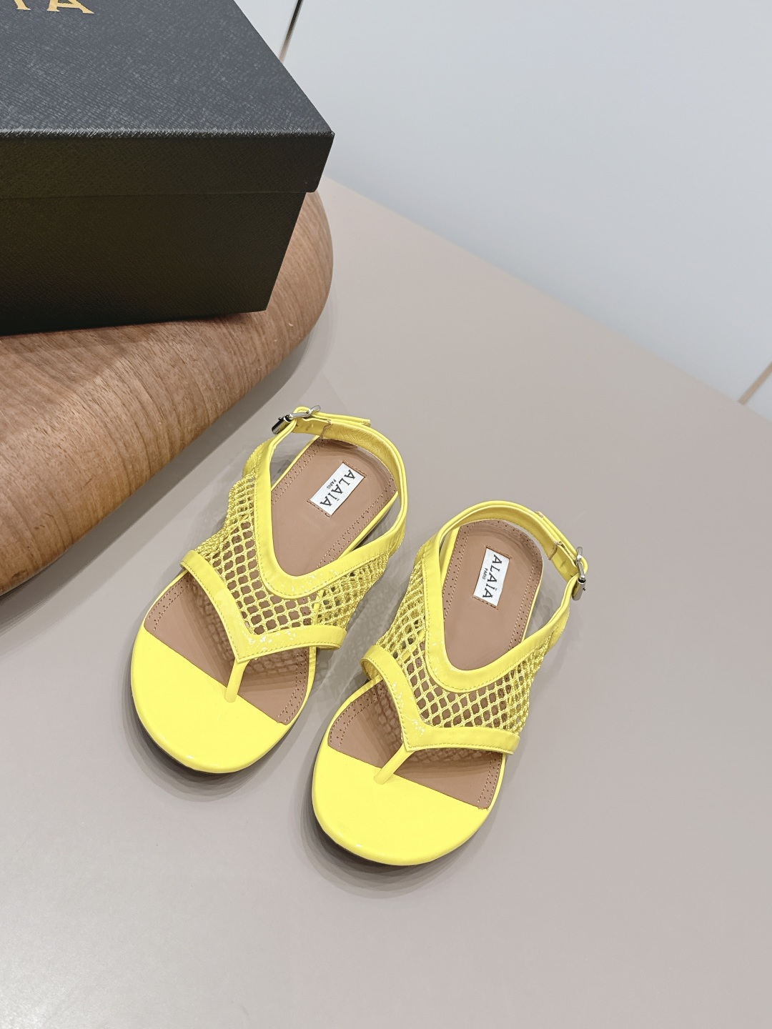 NO:871782,: 'Exclusive top version' ALAIA niche 2026 vs spring and summer fashion sandals series... [Round-toe thong sandals] Refined and elegant, but also fashionable. Comfortable on the feet... Fabric original custom patent leather/breathable mesh Original custom sheepskin lining Original custom sheepskin foot pads Original molded outsole Size number 35-39 (40. Customization is not returnable) Heel height 1.0cm  Original color package, split-toe shoes, alaia, sandals, sheepskin19860909: 《独家顶级版本》  ALAIA阿莱娅小众2026vs春夏时装凉鞋系列……【圆头夹趾凉鞋】 精致优雅的同时,还具有时髦感.上脚舒适… 面料原版定制漆皮/透气网 内里原版定制羊皮 垫脚原版定制羊皮 大底原版开模成型底 码数35-39（40.定制不退换） 跟高1.0cm 颜色原版全套包装,分趾鞋,alaia,sandals,sheepskin,Women's Shoes