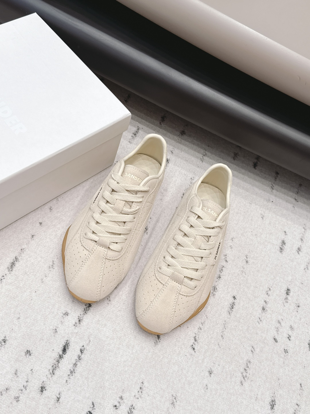 NO:871916,: [Exclusive top version] Jil Sander Puma PUMA co-branded ~ 2026 vs spring and summer new casual shoe series... [Round-toe co-branded casual shoes] A must-have style that fashionistas must not miss, without any complicated decoration, excellent vintage texture, pure and minimalist, neat and poetic, super versatile and easy to dress... Fabric: Original custom suede Lining: Original custom sheepskin Foot pads: Original custom sheepskin Outsole:  Original open mold raw rubber molded sole Size: 35-39 (40. Customized, non-refundable) Packaging: Original full set of packaging Color: Official simultaneous update, casual shoes/sports shoes, jil sander, sneakers, sheepskin, chamois leather19860909:【独家顶级版本】  Jil Sander彪马PUMA联名～2026vs春夏新款休闲鞋系列…【圆头联名休闲鞋】 时髦精绝对不能错过的必入款,没有任何繁杂装饰,质感极好的vintage感,纯粹和极简做得利落又诗意 超级百搭不易装款…… 面料: 原版定制麂皮 内里: 原版定制羊皮 垫脚: 原版定制羊皮 大底: 原版开模生胶成型底 码数: 35-39（40.定制不退换） 包装: 原版全套包装 颜色:官方同步更新,休闲鞋/运动鞋,jil sander,sneakers,sheepskin,chamois leather,Women's Shoes