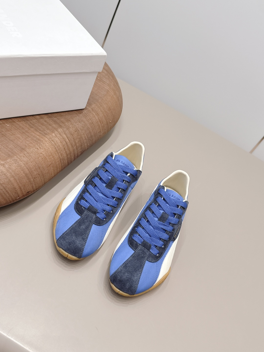 NO:871849,: [Exclusive top version] Jil Sander Puma PUMA co-branded ~ 2026 vs new spring and summer casual shoes series... [Round-toe co-branded casual shoes] A must-have style that fashionistas must not miss, without any complicated decoration, excellent vintage texture, pure and minimalist, neat and poetic, super versatile and easy to dress up... Fabric: Original customized suede/woven fabric/color matching Inner: Original customized sheepskin Foot:  Original customized sheepskin outsole: Original open-mold rubber molded sole Size: 35-39 (40. Customization is not returnable) Packaging: Original full set of packaging Color: Official simultaneous update, casual shoes/sports shoes, jil sander, sneakers, sheepskin, chamois leather19860909:【独家顶级版本】  Jil Sander彪马PUMA联名～2026vs春夏新款休闲鞋系列…【圆头联名休闲鞋】 时髦精绝对不能错过的必入款,没有任何繁杂装饰,质感极好的vintage感,纯粹和极简做得利落又诗意 超级百搭不易装款…… 面料: 原版定制麂皮/织布/拼色 内里: 原版定制羊皮 垫脚: 原版定制羊皮 大底: 原版开模生胶成型底 码数: 35-39（40.定制不退换） 包装: 原版全套包装 颜色:官方同步更新,休闲鞋/运动鞋,jil sander,sneakers,sheepskin,chamois leather,Women's Shoes