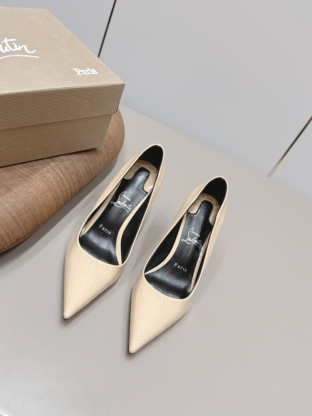 NO:871833,'Exclusive top version' Christian louboutin2026vs spring and summer latest fashion shoe series... [Pointed high-heeled shoes] Original quality  Authentic European style, the upper foot is perfect to wear with this shoe. It is elegant and crystal clear. Regardless of the materials of the accessories, they are all customized one by one. You must go to get the original version. The whole series is full of exciting and external elements. The texture of different materials, the expression of texture and surface, have a strong artistic atmosphere... Upper: Original customized patent leather Inner: Original customized sheepskin Feet:  Original customized sheepskin outsole: Original customized genuine leather outsole Heel height: 8cm Packaging: Original full set of packaging Size: 35-39 (40.41.42 customization is not returnable) Color: Official website updated simultaneously, high heels, single shoes, high heels, sheepskin, Leather soles19860909《独家顶级版本》 Christian louboutin2026vs春夏最新时装单鞋系列……【尖头高跟单鞋】 原单品质 原汁原味的欧式风格,上脚非常完美穿搭上配此鞋,优雅大方,晶莹剔透,无论种各配件材质,都是家独一比一定制,必到做原版零距离,整系个列都充了满令兴人奋意和外的元结素合,不同材的质,肌的理面的料表现,具有极的浓艺术气息…… 鞋面: 原版定制漆皮 内里: 原版定制羊皮 垫脚: 原版定制羊皮 大底: 原版定制真皮大底 跟高: 8cm 包装: 原版全套包装 码数: 35-39(40.41.42定制不退换) 颜色: 官网同步更新,高跟鞋单鞋,high heels,sheepskin,Leather soles,Women's Shoes