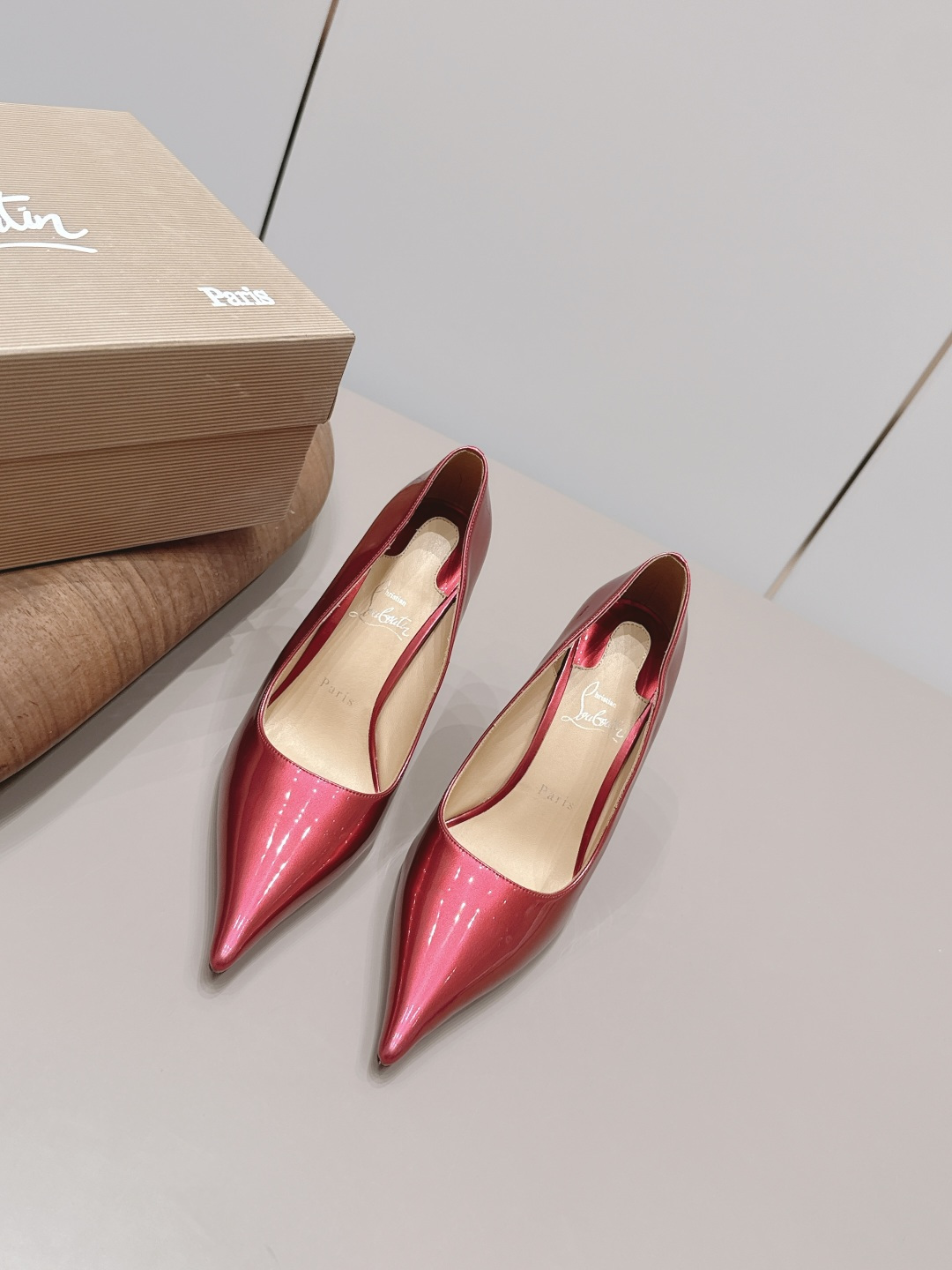 NO:871799,'Exclusive top version' Christian louboutin2026vs spring and summer latest fashion shoe series... [Pointed high-heeled shoes] Original quality  Authentic European style, the upper foot is perfect to wear with this shoe. It is elegant and crystal clear. Regardless of the materials of the accessories, they are all customized one by one. You must go to get the original version. The whole series is full of exciting and external elements. The texture of different materials, the expression of texture and surface, have a strong artistic atmosphere... Upper: Original customized patent leather Inner: Original customized sheepskin Feet:  Original customized sheepskin outsole: Original customized genuine leather outsole Heel height: 10.5cm Packaging: Original full set of packaging Size: 35-39 (40.41.42 customized non-returnable) Color: Official website updated simultaneously, high heels, single shoes, high heels, sheepskin, Leather soles19860909《独家顶级版本》 Christian louboutin2026vs春夏最新时装单鞋系列……【尖头高跟单鞋】 原单品质 原汁原味的欧式风格,上脚非常完美穿搭上配此鞋,优雅大方,晶莹剔透,无论种各配件材质,都是家独一比一定制,必到做原版零距离,整系个列都充了满令兴人奋意和外的元结素合,不同材的质,肌的理面的料表现,具有极的浓艺术气息…… 鞋面: 原版定制漆皮 内里: 原版定制羊皮 垫脚: 原版定制羊皮 大底: 原版定制真皮大底 跟高: 10.5cm 包装: 原版全套包装 码数: 35-39(40.41.42定制不退换) 颜色: 官网同步更新,高跟鞋单鞋,high heels,sheepskin,Leather soles,Women's Shoes