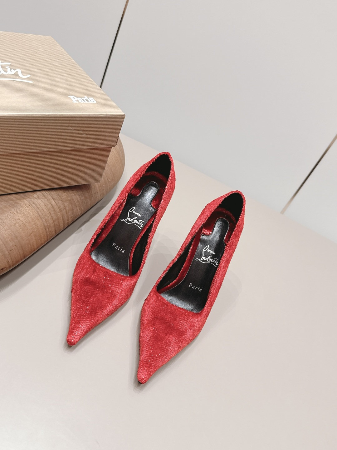 NO:871808,'Exclusive top version' Christian louboutin2026vs spring and summer latest fashion shoe series... [Pointed high-heeled shoes] Original quality  Authentic European style, the upper and lower feet are perfectly matched with this shoe. They are elegant and crystal clear. Regardless of the materials of the accessories, they are all customized one by one. You must go to get the original version. The entire series is full of exciting and exciting combinations of elements. The texture of different materials and the expression of textured surfaces have a strong artistic atmosphere... Upper: Original customized velvet cloth. Lining: Original customized sheepskin. Feet:  Original customized sheepskin outsole: Original customized genuine leather outsole Heel height: 10.5cm Packaging: Original full set of packaging Size: 35-39 (40.41.42 customized non-returnable) Color: Official website updated simultaneously, high heels, single shoes, high heels, sheepskin, Leather soles19860909《独家顶级版本》 Christian louboutin2026vs春夏最新时装单鞋系列……【尖头高跟单鞋】 原单品质 原汁原味的欧式风格,上脚非常完美穿搭上配此鞋,优雅大方,晶莹剔透,无论种各配件材质,都是家独一比一定制,必到做原版零距离,整系个列都充了满令兴人奋意和外的元结素合,不同材的质,肌的理面的料表现,具有极的浓艺术气息…… 鞋面: 原版定制丝绒布 内里: 原版定制羊皮 垫脚: 原版定制羊皮 大底: 原版定制真皮大底 跟高: 10.5cm 包装: 原版全套包装 码数: 35-39(40.41.42定制不退换) 颜色: 官网同步更新,高跟鞋单鞋,high heels,sheepskin,Leather soles,Women's Shoes