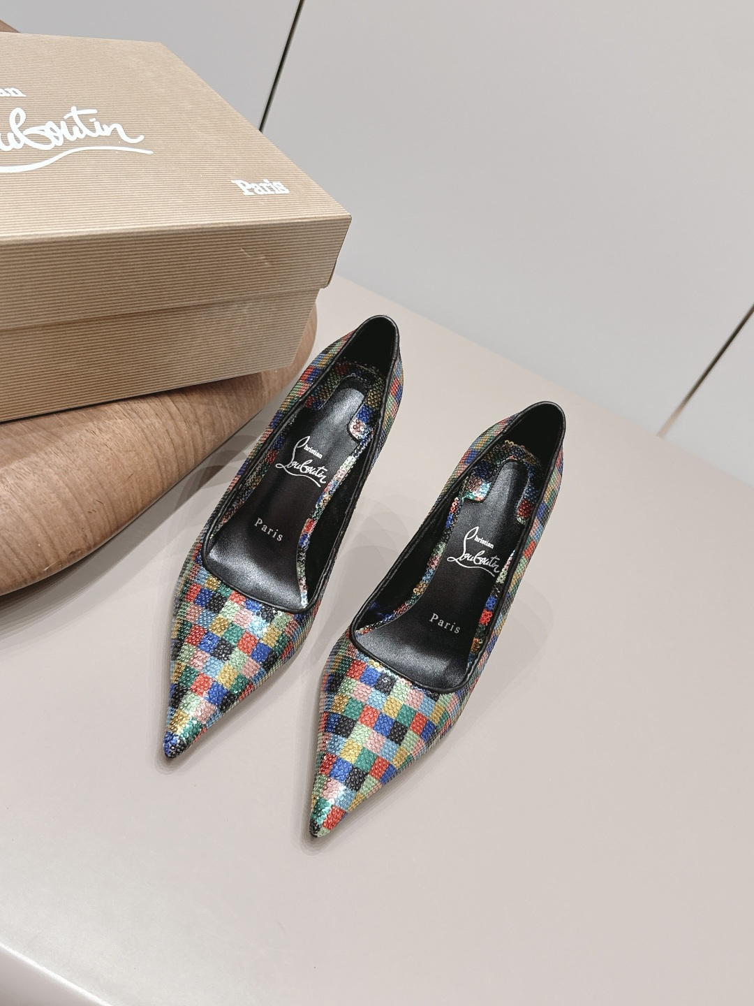 NO:871825,'Exclusive top version' Christian louboutin2026vs spring and summer latest fashion shoe series... [Pointed high-heeled shoes] Original quality  Authentic European style, perfect for wearing with this shoe, elegant and crystal clear. Regardless of the materials of various accessories, they are all customized one by one. You must go to get the original version. The whole series is full of exciting and external elements. The texture of different materials, the texture of the material, and the expression of the texture, have a strong artistic atmosphere... Upper: Original customized velvet/hot diamond craftsmanship. Inner: Original customized sheepskin.  Foot pads: Original customized sheepskin Outsole: Original customized leather outsole Heel height: 10.5cm Packaging: Original complete package Number of yards: 35-39 (40.41.42 customization is not returnable) Color: Official website updated simultaneously, high heels, single shoes, high heels, sheepskin, Leather soles19860909《独家顶级版本》 Christian louboutin2026vs春夏最新时装单鞋系列……【尖头高跟单鞋】 原单品质 原汁原味的欧式风格,上脚非常完美穿搭上配此鞋,优雅大方,晶莹剔透,无论种各配件材质,都是家独一比一定制,必到做原版零距离,整系个列都充了满令兴人奋意和外的元结素合,不同材的质,肌的理面的料表现,具有极的浓艺术气息…… 鞋面: 原版定制绒布/烫钻工艺 内里: 原版定制羊皮 垫脚: 原版定制羊皮 大底: 原版定制真皮大底 跟高: 10.5cm 包装: 原版全套包装 码数: 35-39(40.41.42定制不退换) 颜色: 官网同步更新,高跟鞋单鞋,high heels,sheepskin,Leather soles,Women's Shoes
