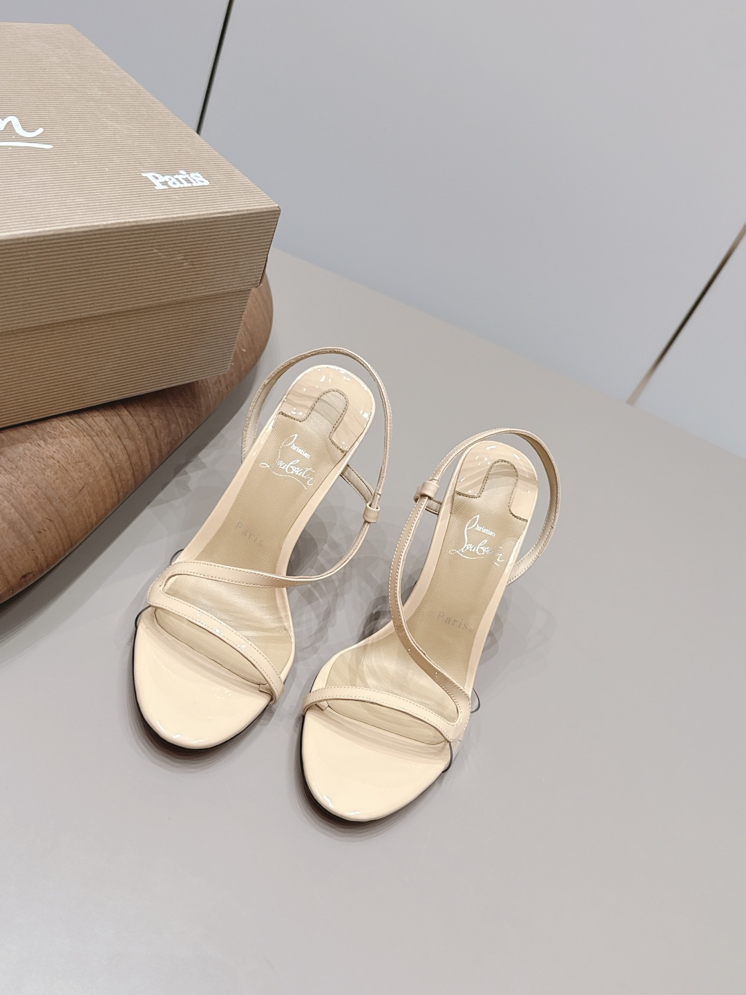 NO:871791,'Exclusive top version' Christian louboutin2026vs spring and summer latest fashion sandals series... [Round-toe high-heeled sandals] Original quality  Authentic European style, perfect for wearing with this shoe, elegant and crystal clear. Regardless of the materials of various accessories, they are all customized one by one. You must go to get the original version. The whole series is full of exciting and exterior elements. The texture of different materials, the texture of the material, and the expression of the texture, have a strong artistic atmosphere... Upper: Original customized patent leather/TPU film Lining: Original customized sheepskin  Feet: Original customized sheepskin Outsole: Original customized leather outsole Heel height: 10.5cm Packaging: Original full set of packaging Number of yards: 35-39 (40.41.42 customization is not returnable) Color: Official website updated simultaneously, high heels sandals, sandals, high heels, sheepskin, Leather soles19860909《独家顶级版本》 Christian louboutin2026vs春夏最新时装凉鞋系列……【圆头高跟凉鞋】 原单品质 原汁原味的欧式风格,上脚非常完美穿搭上配此鞋,优雅大方,晶莹剔透,无论种各配件材质,都是家独一比一定制,必到做原版零距离,整系个列都充了满令兴人奋意和外的元结素合,不同材的质,肌的理面的料表现,具有极的浓艺术气息…… 鞋面: 原版定制漆皮/TPU胶片 内里: 原版定制羊皮 垫脚: 原版定制羊皮 大底: 原版定制真皮大底 跟高: 10.5cm 包装: 原版全套包装 码数: 35-39(40.41.42定制不退换) 颜色: 官网同步更新,高跟鞋凉鞋,sandals,high heels,sheepskin,Leather soles,Women's Shoes