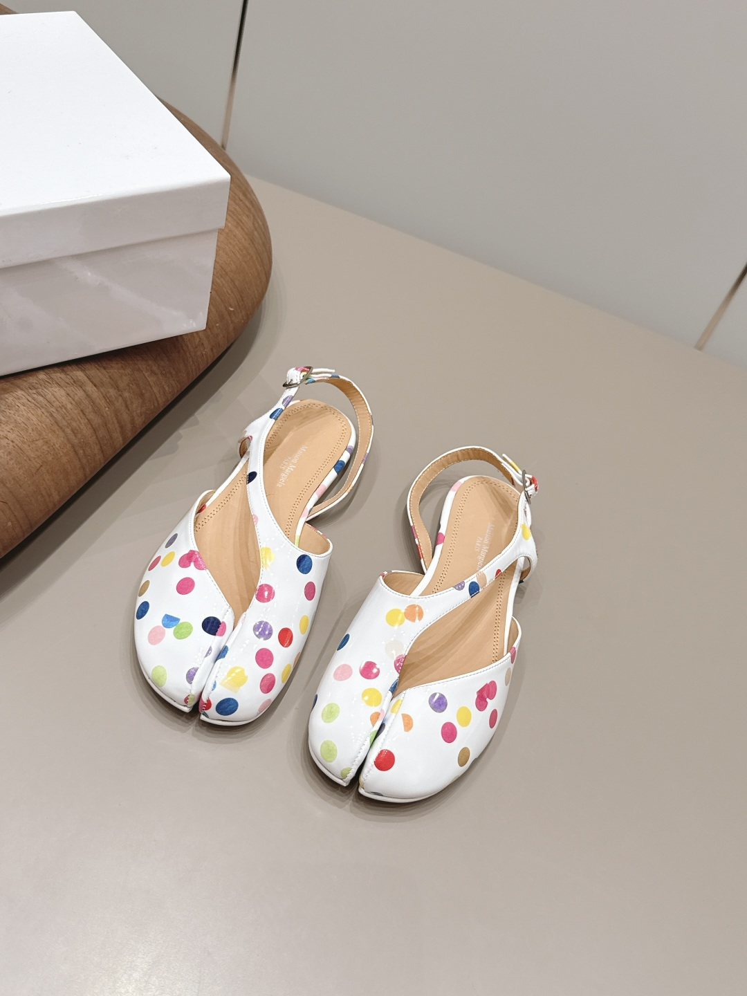 NO:871861,: 'Exclusive top version' Maison Margiela 26 vs spring and summer new Loaf single shoe series... [Flat single shoes with split toe and hollow back] The original version provides one-to-one comfort, better wrapping, full of personality, and easy to match with various styles of clothes... Fabric: Original customized open-edge beaded cowhide Lining: Original customized sheepskin Foot pads: Original customized sheepskin Outsole: Original customized genuine leather combination sole Heel height: 0.8cm Size:  35-39 (40.41. Customization is non-refundable) Packaging: Original full set of packaging Color: Official website updated simultaneously, split-toe shoes, masion margiela, loafers, cowhide, sheepskin19860909: 《独家顶级版本》 Maison Margiela马吉拉26vs春夏新款乐福单鞋系列……【分趾后空平底单鞋】 原版一比一打造舒适度,包裹性都比较好,个性十足,很好驾驭各种风格衣服搭配…… 面料: 原版定制开边珠牛皮 内里: 原版定制羊皮 垫脚: 原版定制羊皮 大底: 原版定制真皮组合底 跟高: 0.8cm 码数: 35-39（40.41.定制不退换） 包装:原版全套包装 颜色:官网同步更新,分趾鞋,masion margiela,loafers,cowhide,sheepskin,Women's Shoes