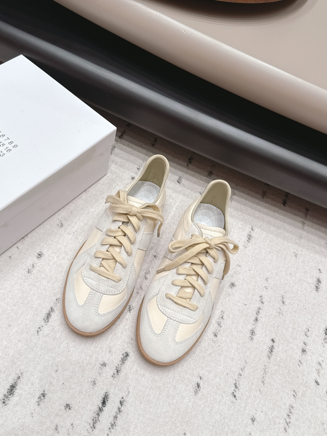 NO:871856,: 'Exclusive top version' M*M6M*aison M*argiela~26vs new retro casual series... [Retro round-toe casual shoes] Just when you hear the retro style, you can immediately think of the classic M*arginal, retro and fashionable, clean and refreshing collection of spring, summer, autumn and winter colors, comfortable, cool and casual style design, very Margiela style, no pressure on the feet, full of pioneering elements, original packaging  A light luxury trendy model with multiple elements, this German training shoe is designed by Margiela designer and continues the classic T-shaped leather splicing. It has been carefully improved many times by the design team, just to let you experience the most original military flavor~ The designer's design technology is combined with the top craftsmanship of sports and leisure Labang lasting. It does not take off the bottom, does not smell glue, and uses Labang lasting technology... Fabric: Original customized cowhide/suede/color matching Inner: Original customized sheepskin Foot: Original customized sheepskin  Outsole: Original open-molded raw rubber molded sole Size: 35-39 (40.41. Customized) Packaging: Original full set of packaging Color: Official website updated simultaneously, casual shoes/sports shoes, masion margiela, sneakers, cowhide, sheepskin, chamois leather19860909: 《独家顶级版本》 M*M6M*aison M*argiela~26vs新款复古休闲系列……【复古圆头休闲鞋】 光听到复古风就能立刻想到经典M*arginal,复古时髦,春夏秋冬配色干净清爽集合,舒适,酷飒,休闲于一体的风格设计,很马吉拉风格,上脚无压力十足先锋元素,原版包装 一个轻奢潮款多元素结合玛吉拉设计师设计这一款德国训练鞋延续了经典的T形真皮拼接,经过设计团队多次的精心改良,只为让您体验最原始的军旅味道~设计师设计工艺结合运动休闲拉邦套楦顶级工艺,不脱底,不臭胶水,采用拉邦套楦工艺…… 面料: 原版定制牛皮/麂皮/拼色 内里: 原版定制羊皮 垫脚: 原版定制羊皮 大底: 原版开模生胶成型底 码数: 35-39（40.41.定制） 包装:原版全套包装 颜色:官网同步更新,休闲鞋/运动鞋,masion margiela,sneakers,cowhide,sheepskin,chamois leather,Women's Shoes