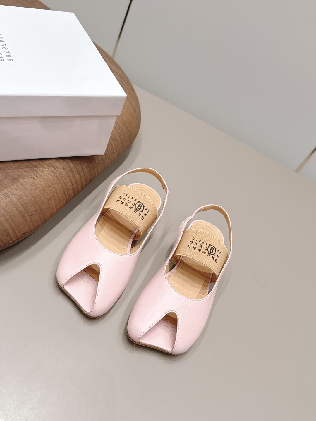 NO:871855,: 'Exclusive top version' Maison Margiela 26vs new spring and summer sandals series... [Special-shaped head empty back sandals] The original version creates a one-to-one comfort, better wrapping, full of personality, and easy to match with various styles of clothes... Fabric: Original customized sheepskin Lining: Original customized sheepskin Foot pads: Original customized sheepskin Outsole: Original customized leather combination sole Heel height: 0.8cm Size:  35-39 (40.41. Customization is non-refundable) Packaging: Original full set of packaging Color: Official website updated simultaneously, sandals, masion margiela, sandals, sheepskin19860909: 《独家顶级版本》 Maison Margiela马吉拉26vs春夏新款凉鞋系列……【异形头后空凉鞋】 原版一比一打造舒适度,包裹性都比较好,个性十足,很好驾驭各种风格衣服搭配…… 面料: 原版定制羊皮 内里: 原版定制羊皮 垫脚: 原版定制羊皮 大底: 原版定制真皮组合底 跟高: 0.8cm 码数: 35-39（40.41.定制不退换） 包装:原版全套包装 颜色:官网同步更新,凉鞋,masion margiela,sandals,sheepskin,Women's Shoes