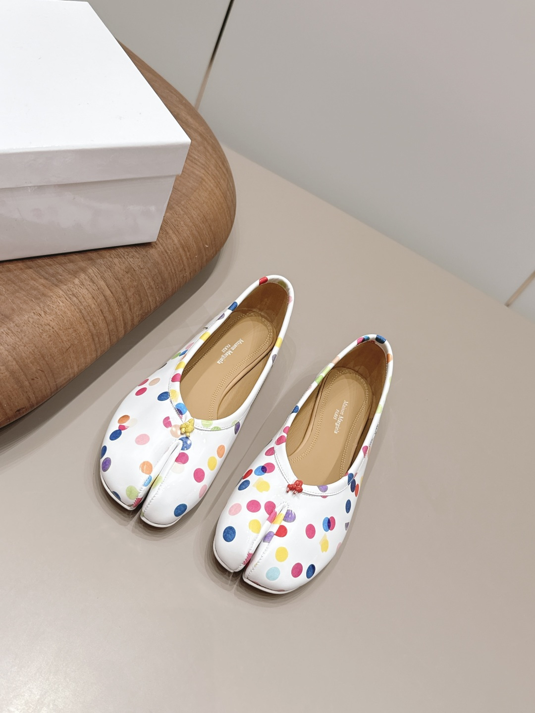 NO:871909,: 'Exclusive top version' Maison Margiela 26 vs spring and summer new Loaf single shoe series... [Split-toe flat shoes] The original version offers one-to-one comfort, better wrapping, full personality, and easy to match with various styles of clothes... Fabric: Original customized open-edge beaded cowhide Lining: Original customized sheepskin Foot pads: Original customized sheepskin Outsole: Original customized leather combination sole Heel height: 0.8cm Size:  35-39 (40.41. Customization is non-refundable) Packaging: Original full set of packaging Color: Official website updated simultaneously, split-toe shoes, masion margiela, loafers, cowhide, sheepskin19860909: 《独家顶级版本》 Maison Margiela马吉拉26vs春夏新款乐福单鞋系列……【分趾平底单鞋】 原版一比一打造舒适度,包裹性都比较好,个性十足,很好驾驭各种风格衣服搭配…… 面料: 原版定制开边珠牛皮 内里: 原版定制羊皮 垫脚: 原版定制羊皮 大底: 原版定制真皮组合底 跟高: 0.8cm 码数: 35-39（40.41.定制不退换） 包装:原版全套包装 颜色:官网同步更新,分趾鞋,masion margiela,loafers,cowhide,sheepskin,Women's Shoes