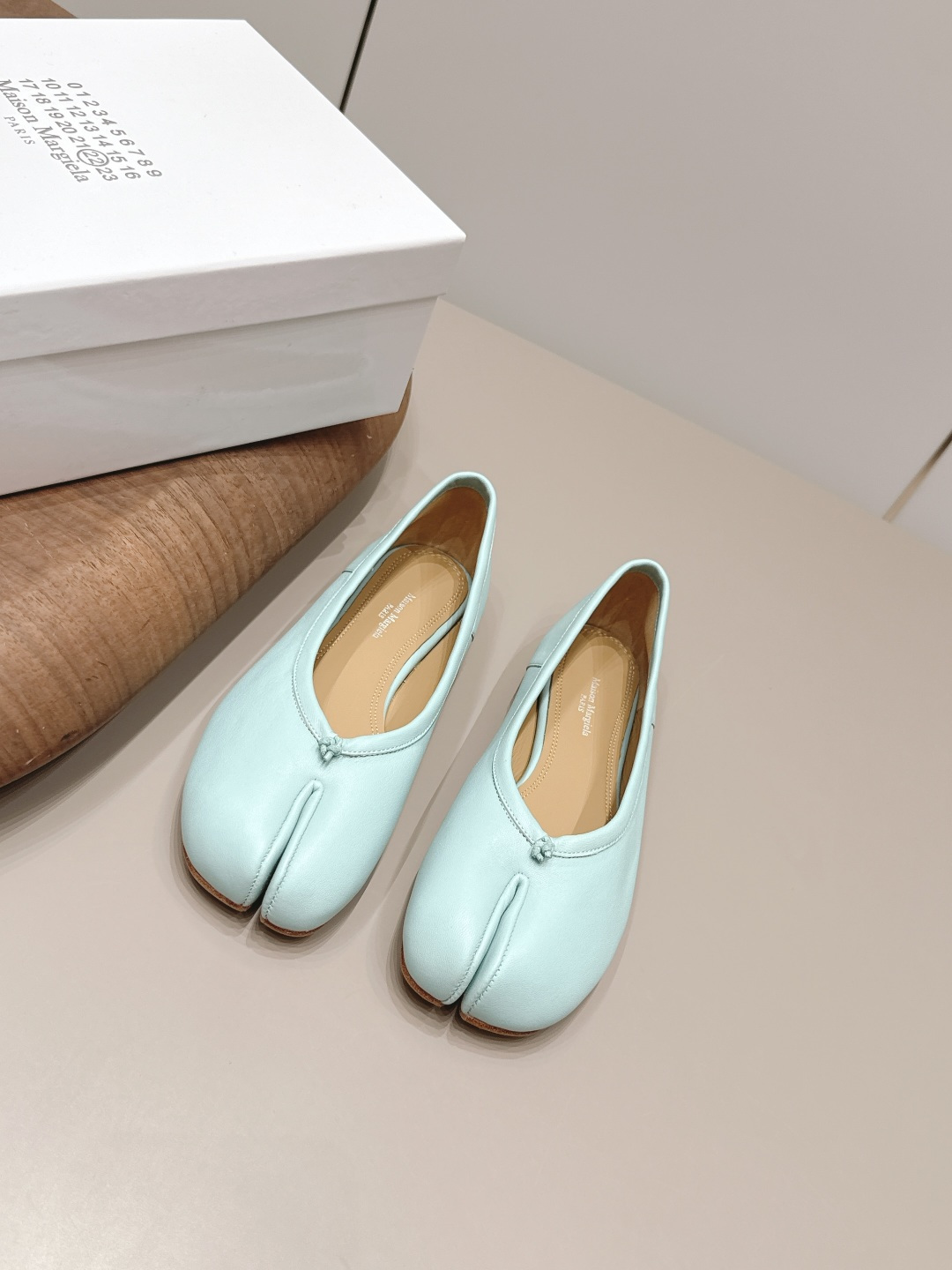 NO:871901,: 'Exclusive top version' Maison Margiela 26 vs spring and summer new Loaf single shoe series... [Split-toed flat shoes] The original version offers one-to-one comfort, better wrapping, full personality, and easy to match with various styles of clothes... Fabric: Original customized sheepskin Lining: Original customized sheepskin Foot pads: Original customized sheepskin Outsole: Original customized leather combination sole Heel height: 0.8cm Size:  35-39 (40.41. Customization is non-refundable) Packaging: Original full set of packaging Color: Official website updated simultaneously, split-toe shoes, masion margiela, loafers, sheepskin19860909: 《独家顶级版本》 Maison Margiela马吉拉26vs春夏新款乐福单鞋系列……【分趾平底单鞋】 原版一比一打造舒适度,包裹性都比较好,个性十足,很好驾驭各种风格衣服搭配…… 面料: 原版定制羊皮 内里: 原版定制羊皮 垫脚: 原版定制羊皮 大底: 原版定制真皮组合底 跟高: 0.8cm 码数: 35-39（40.41.定制不退换） 包装:原版全套包装 颜色:官网同步更新,分趾鞋,masion margiela,loafers,sheepskin,Women's Shoes