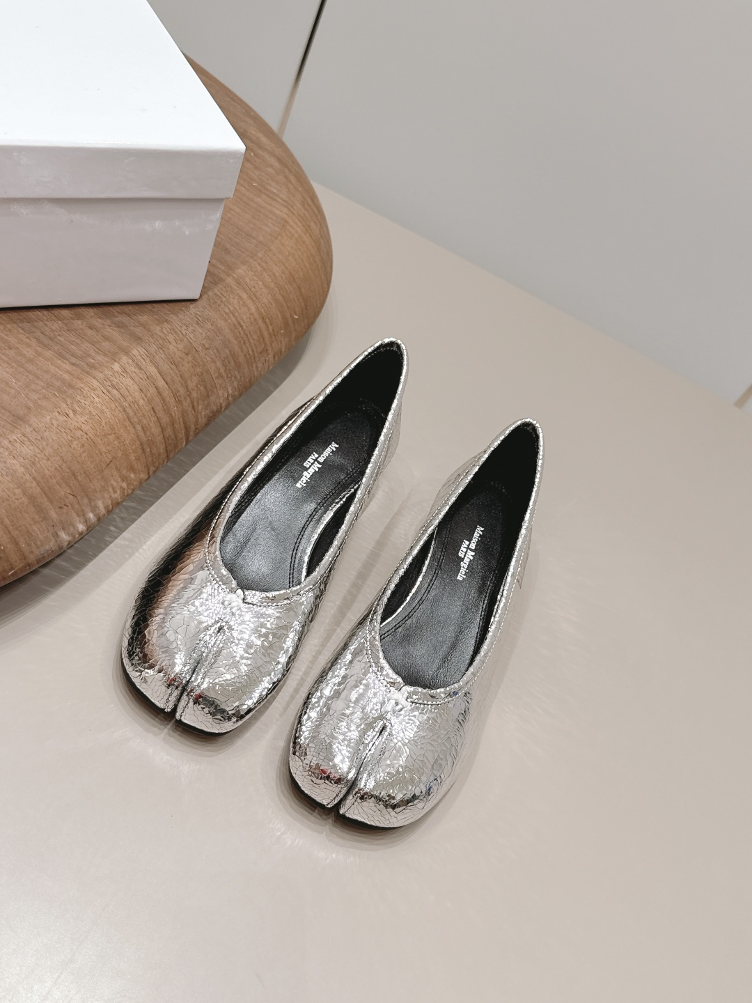 NO:871871,: 'Exclusive top version' Maison Margiela 26 vs spring and summer new Loaf single shoe series... [Split-toe low-heeled shoes] The original version provides one-to-one comfort, better wrapping, full personality, and easy to match with various styles of clothes... Fabric: Original customized cracked sheepskin Lining: Original customized sheepskin Foot pads: Original customized sheepskin Outsole: Original customized leather combination sole Heel height: 3cm Size:  35-39 (40.41. Customization is non-refundable) Packaging: Original full set of packaging Color: Official website updated simultaneously, split-toe shoes, masion margiela, loafers, sheepskin19860909: 《独家顶级版本》 Maison Margiela马吉拉26vs春夏新款乐福单鞋系列……【分趾低跟单鞋】 原版一比一打造舒适度,包裹性都比较好,个性十足,很好驾驭各种风格衣服搭配…… 面料: 原版定制爆裂纹羊皮 内里: 原版定制羊皮 垫脚: 原版定制羊皮 大底: 原版定制真皮组合底 跟高: 3cm 码数: 35-39（40.41.定制不退换） 包装:原版全套包装 颜色:官网同步更新,分趾鞋,masion margiela,loafers,sheepskin,Women's Shoes