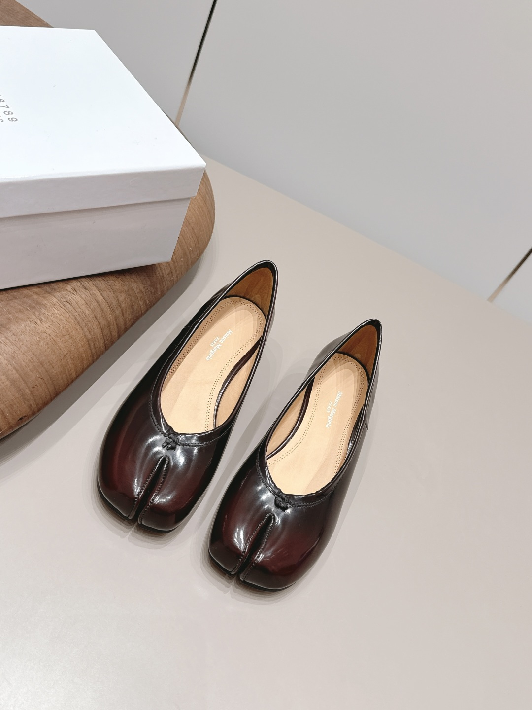 NO:871879,: 'Exclusive top version' Maison Margiela 26 vs spring and summer new Loaf single shoe series... [Split-toe low-heeled shoes] The original version provides one-to-one comfort, better wrapping, full personality, and easy to match with various styles of clothes... Fabric: Original custom-made sassafras cowhide Lining: Original custom-made sheepskin Foot pads: Original custom-made sheepskin Outsole: Original custom-made leather combination sole Heel height: 3cm Size:  35-39 (40.41. Customization is non-refundable) Packaging: Original full set of packaging Color: Official website updated simultaneously, split-toe shoes, masion margiela, loafers, cowhide, sheepskin19860909: 《独家顶级版本》 Maison Margiela马吉拉26vs春夏新款乐福单鞋系列……【分趾低跟单鞋】 原版一比一打造舒适度,包裹性都比较好,个性十足,很好驾驭各种风格衣服搭配…… 面料: 原版定制檫色牛皮 内里: 原版定制羊皮 垫脚: 原版定制羊皮 大底: 原版定制真皮组合底 跟高: 3cm 码数: 35-39（40.41.定制不退换） 包装:原版全套包装 颜色:官网同步更新,分趾鞋,masion margiela,loafers,cowhide,sheepskin,Women's Shoes