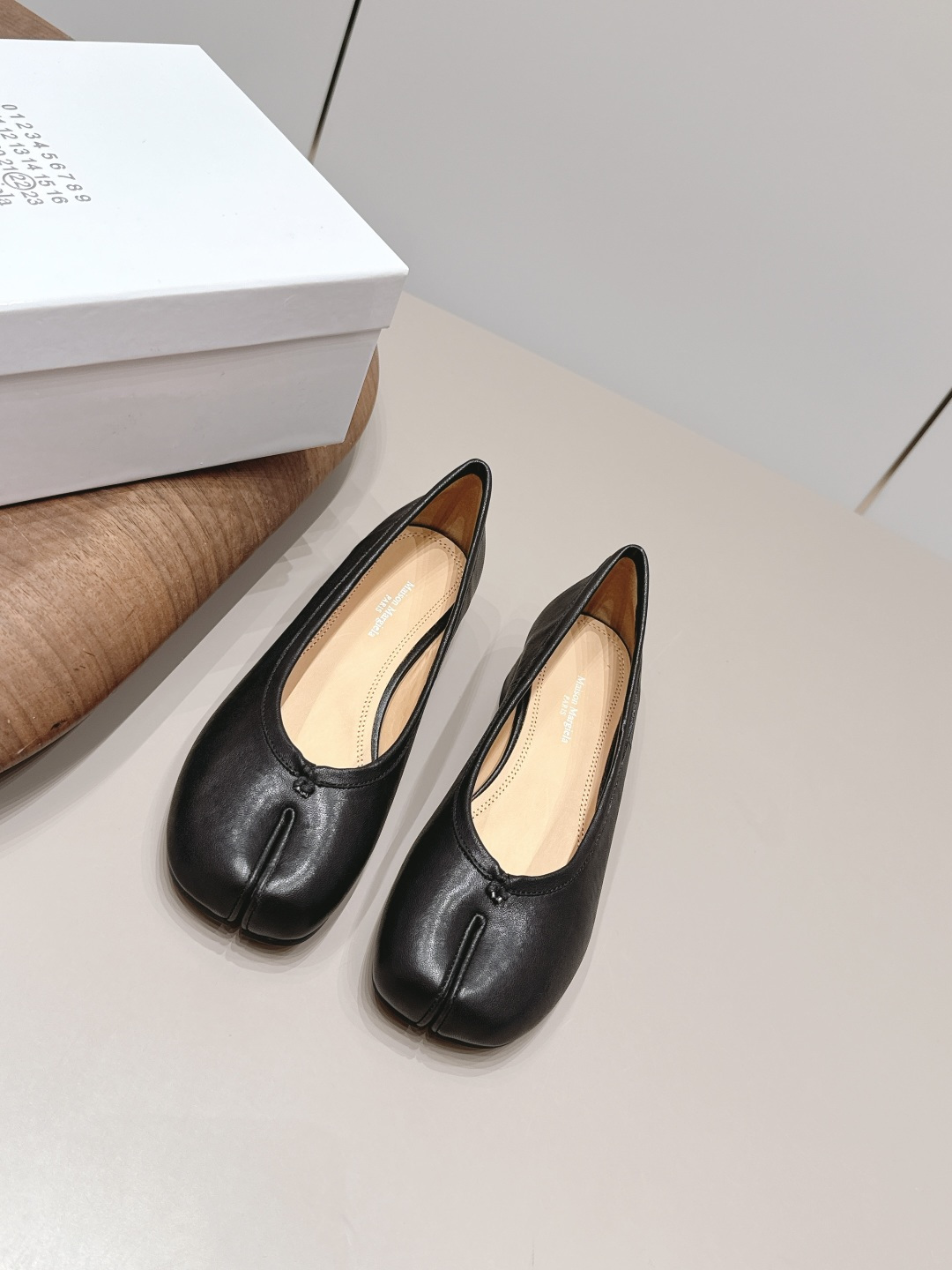 NO:871886,: 'Exclusive top version' Maison Margiela 26 vs spring and summer new Loaf single shoe series... [Split-toe low-heeled shoes] The original version is more comfortable than the original version, has better wrapping, full of personality, and is easy to match with various styles of clothes... Fabric: Original customized sheepskin Lining: Original customized sheepskin Foot pads: Original customized sheepskin Outsole: Original customized leather combination sole Heel height: 3cm Size:  35-39 (40.41. Customization is non-refundable) Packaging: Original full set of packaging Color: Official website updated simultaneously, split-toe shoes, masion margiela, loafers, sheepskin19860909: 《独家顶级版本》 Maison Margiela马吉拉26vs春夏新款乐福单鞋系列……【分趾低跟单鞋】 原版一比一打造舒适度,包裹性都比较好,个性十足,很好驾驭各种风格衣服搭配…… 面料: 原版定制羊皮 内里: 原版定制羊皮 垫脚: 原版定制羊皮 大底: 原版定制真皮组合底 跟高: 3cm 码数: 35-39（40.41.定制不退换） 包装:原版全套包装 颜色:官网同步更新,分趾鞋,masion margiela,loafers,sheepskin,Women's Shoes