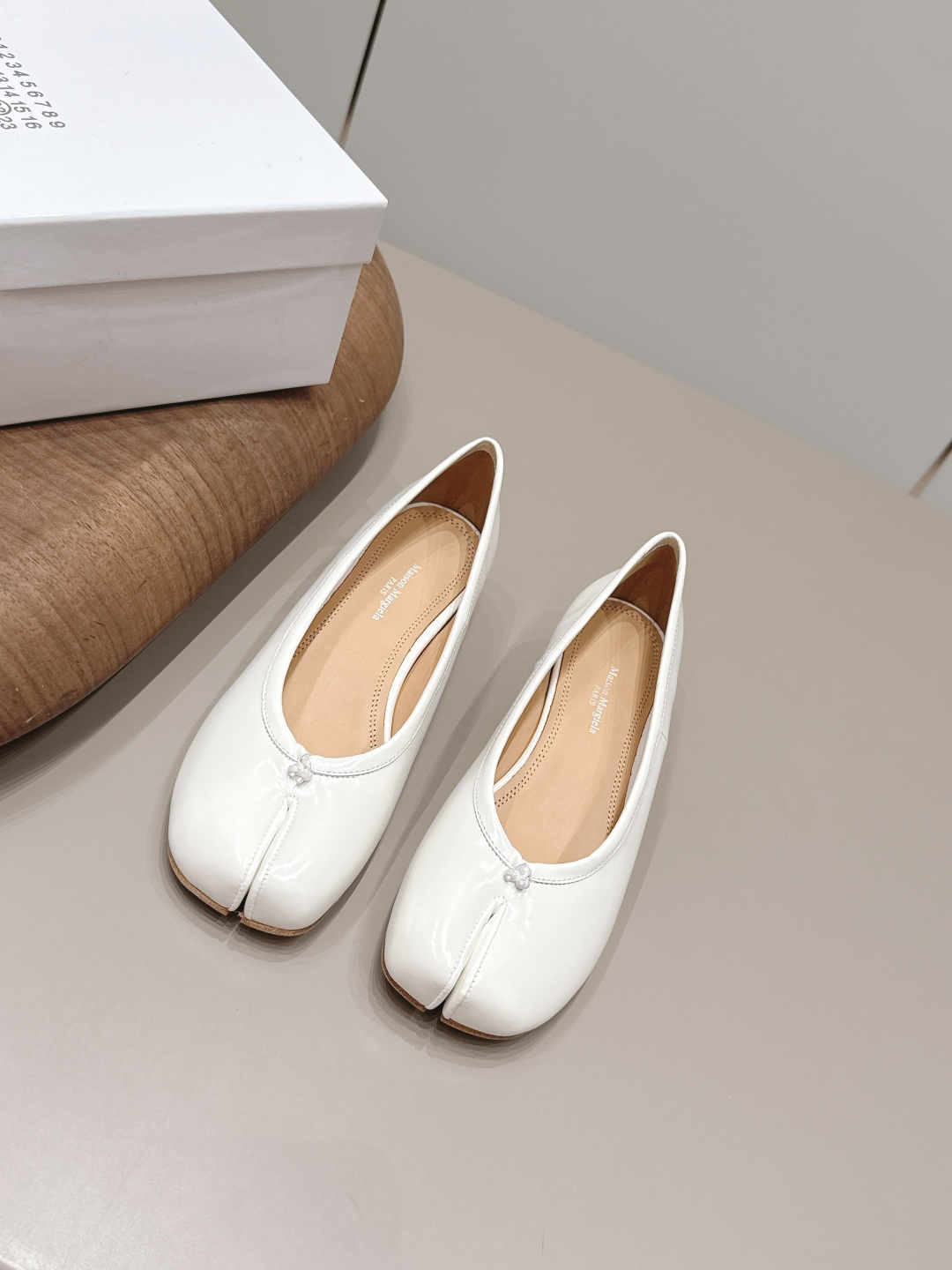 NO:871893,: 'Exclusive top version' Maison Margiela 26 vs spring and summer new Loaf single shoe series... [Split-toe low-heeled shoes] The original version has one-to-one comfort, better wrapping, full personality, and easy to match with various styles of clothes... Fabric: Original customized open-edge beaded cowhide Lining: Original customized sheepskin Foot pads: Original customized sheepskin Outsole: Original customized leather combination sole Heel height: 3cm Size:  35-39 (40.41. Customization is non-refundable) Packaging: Original full set of packaging Color: Official website updated simultaneously, split-toe shoes, masion margiela, loafers, cowhide, sheepskin19860909: 《独家顶级版本》 Maison Margiela马吉拉26vs春夏新款乐福单鞋系列……【分趾低跟单鞋】 原版一比一打造舒适度,包裹性都比较好,个性十足,很好驾驭各种风格衣服搭配…… 面料: 原版定制开边珠牛皮 内里: 原版定制羊皮 垫脚: 原版定制羊皮 大底: 原版定制真皮组合底 跟高: 3cm 码数: 35-39（40.41.定制不退换） 包装:原版全套包装 颜色:官网同步更新,分趾鞋,masion margiela,loafers,cowhide,sheepskin,Women's Shoes