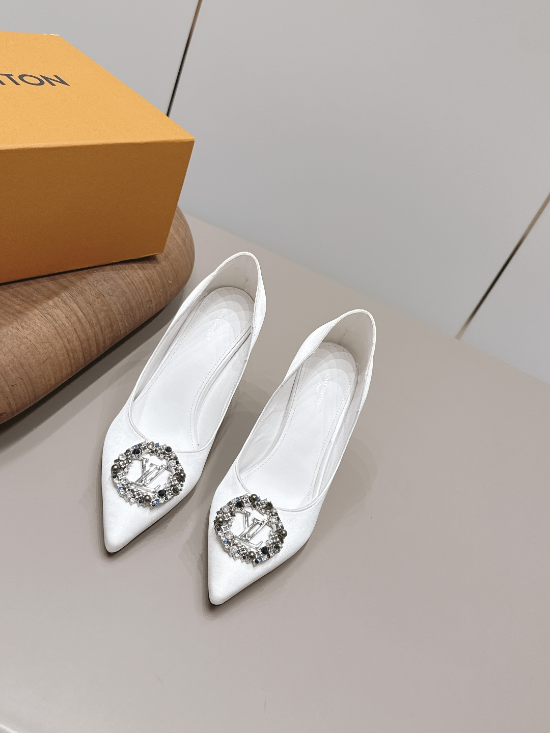 NO:871774,: 'Exclusive Top Version' LV Donkey Brand 2026 vs. Spring and Summer Paris Purchasing Latest Popular Fashion Shoes Series... [Pointed Diamond Buckle Shoes] Original buckle molding, with original logo, super dazzling. It looks high-end and classy at first glance, making you stand out - MATERIAL Material - Fabric: Original custom silk cloth/drill buckle technology Lining: Original custom sheepskin Foot pads: Original custom sheepskin Outsole:  Original customized genuine leather outsole Heel height: 9.5cm Packaging: Original complete package Number of yards: 35-39 (40.41. Customization is not returnable) Color: Official website updated simultaneously, high heels single shoes, louis vuitton, high heels, sheepskin, real silk, Leather soles19860909: 《独家顶级版本》 LV驴牌2026vs春夏夏巴黎代购最新爆款时装单鞋系列……【尖头钻扣单鞋】 原版扣开模 附带原版logo 超级炫美 一眼看上去就高端大气上档次,让你齁的柱所以主场 - MATERIAL 材质 - 面料: 原版定制真丝布/钻扣工艺 内里: 原版定制羊皮 垫脚: 原版定制羊皮 大底: 原版定制真皮大底 跟高: 9.5cm 包装: 原版全套包装 码数: 35-39（40.41.定制不退换） 颜色:官网同步更新,高跟鞋单鞋,louis vuitton,high heels,sheepskin,real silk,Leather soles,Women's Shoes