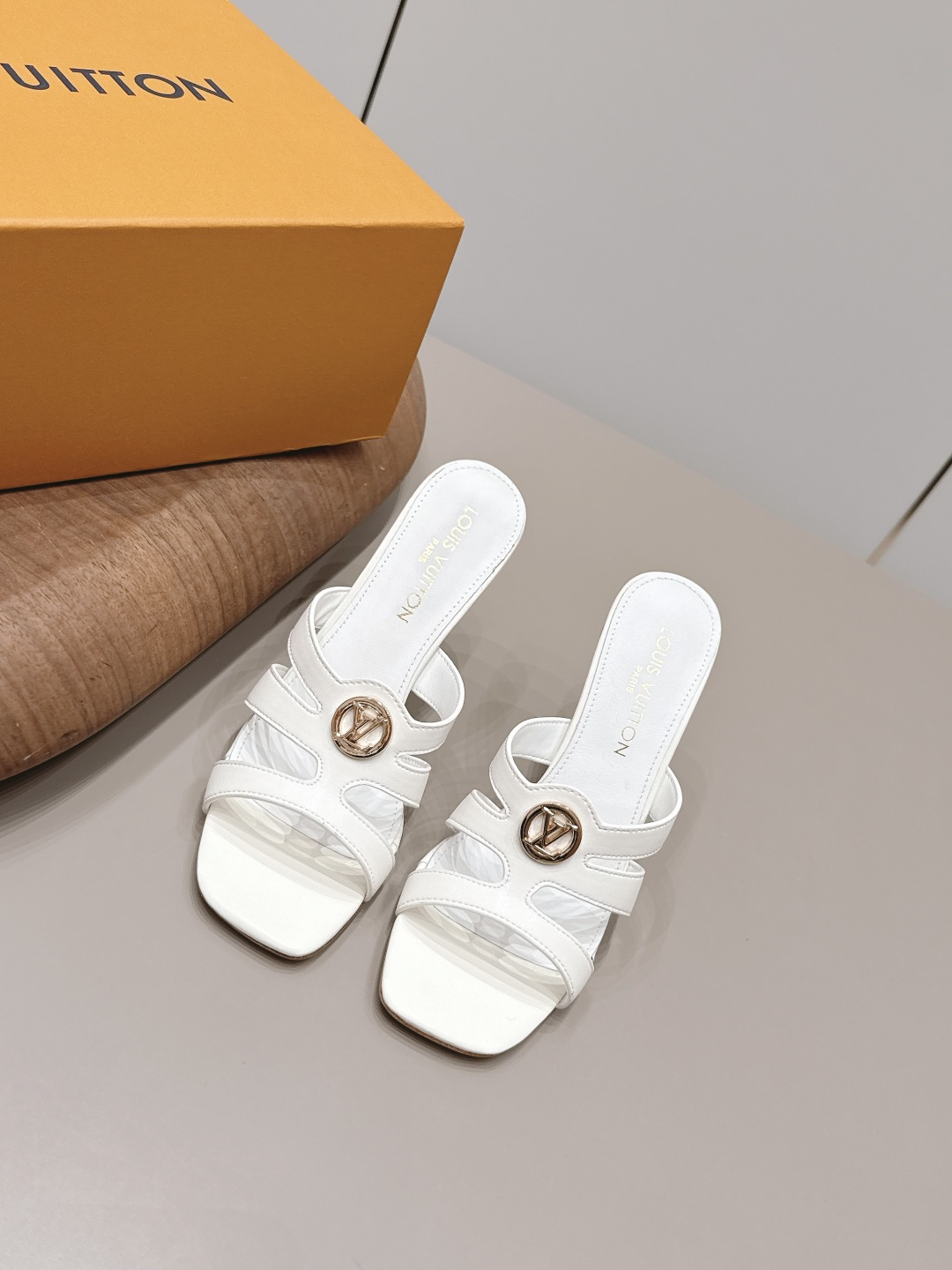 NO:871773,: 'Exclusive top version' LV donkey brand 2026 vs spring and summer Paris purchasing latest popular fashion sandals series... [Square-toe label buckle high-heeled sandals] Original buckle molding with original logo, super dazzling and high-end at first glance, making you stand out - MATERIAL Material - Fabric: Original custom cowhide/label buckle Lining: Original custom sheepskin Foot: Original custom sheepskin Outsole:  Original customized leather outsole Heel height: 9.5cm Packaging: Original full set of packaging Number of yards: 35-39 (40.41. Customization is not returnable) Color: Official website updated simultaneously, high heels and slippers, louis vuitton, sandals, high heels, slippers, cowhide, sheepskin, Leather soles19860909: 《独家顶级版本》 LV驴牌2026vs春夏夏巴黎代购最新爆款时装凉鞋系列……【方头标扣高跟凉拖】 原版扣开模 附带原版logo 超级炫美 一眼看上去就高端大气上档次,让你齁的柱所以主场 - MATERIAL 材质 - 面料: 原版定制牛皮/标扣 内里: 原版定制羊皮 垫脚: 原版定制羊皮 大底: 原版定制真皮大底 跟高: 9.5cm 包装: 原版全套包装 码数: 35-39（40.41.定制不退换） 颜色:官网同步更新,高跟鞋拖鞋,louis vuitton,sandals,high heels,slippers,cowhide,sheepskin,Leather soles,Women's Shoes