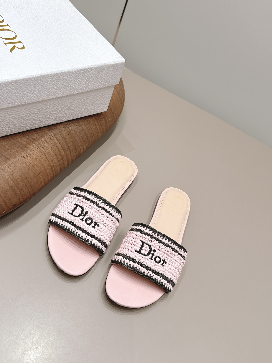 NO:871824,'Exclusive top version' Dior Dior 26vs new spring and summer fashion sandals series... [Round-toe braided sandals] Simple and super versatile. Perfect and luxurious on the feet, can be matched with any spring and summer clothes. The foot feels even more comfortable!  The material is a perfect replica of the original version. Original disassembly and molding... Fabric Original custom-made raffia/weaving craftsmanship Original custom-made sheepskin lining Original custom-made sheepskin Foot pads Original custom-made leather outsole Heel height 1.0cm Original full set of packaging Code number 35-39 (40.41. Customization is non-returnable) Color: Official website updated simultaneously, high heels and slippers, dior, dior, sandals, high heels, slippers, sheepskin, Leather soles19860909《独家顶级版本》  Dior迪奥26vs春夏新款时装凉鞋系列…【圆头编织凉鞋】 简约超级百搭. 上脚完美奢华,可任意搭配,春夏服饰. 脚感更是舒适！材质原版完美复刻. 原版拆解开模… 面料原版定制拉菲草/编制工艺 内里原版定制羊皮 垫脚原版定制羊皮 大底原版定制真皮大底 跟高1.0cm 包装原版全套包装 码数35-39（40.41.定制不退换） 颜色:官网同步更新,高跟鞋拖鞋,dior,dior,sandals,high heels,slippers,sheepskin,Leather soles,Women's Shoes