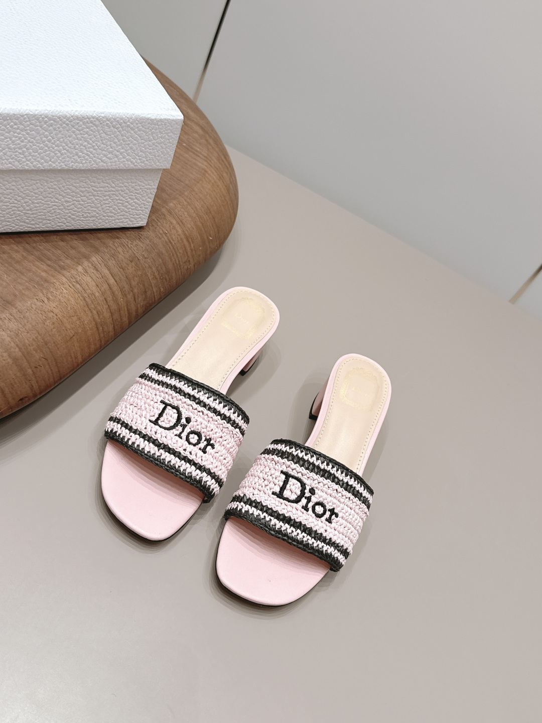 NO:871816,'Exclusive top version' Dior Dior 26vs new spring and summer fashion sandals series... [Round-toe braided sandals] Simple and super versatile. Perfect and luxurious on the feet, can be matched with any spring and summer clothes. The foot feels even more comfortable!  The material is a perfect replica of the original version. The original disassembly and molding... Fabric Original customized raffia/weaving process Original customized sheepskin lining Original customized sheepskin Foot pads Original customized leather outsole Heel height 4.5cm Original full set of packaging Code number 35-39 (40.41. Customized non-returnable) Color: Official website updated simultaneously, high heels and slippers, dior, dior, sandals, high heels, slippers, sheepskin, Leather soles19860909《独家顶级版本》  Dior迪奥26vs春夏新款时装凉鞋系列…【圆头编织凉鞋】 简约超级百搭. 上脚完美奢华,可任意搭配,春夏服饰. 脚感更是舒适！材质原版完美复刻. 原版拆解开模… 面料原版定制拉菲草/编制工艺 内里原版定制羊皮 垫脚原版定制羊皮 大底原版定制真皮大底 跟高4.5cm 包装原版全套包装 码数35-39（40.41.定制不退换） 颜色:官网同步更新,高跟鞋拖鞋,dior,dior,sandals,high heels,slippers,sheepskin,Leather soles,Women's Shoes