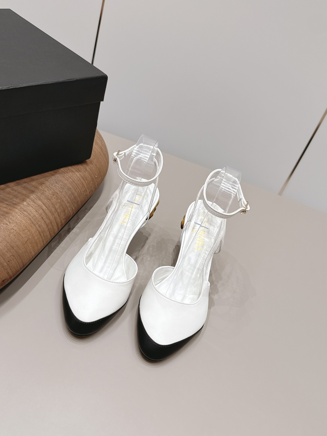 NO:871766,: 'Exclusive top version' LV donkey brand 2026 vs spring and summer Paris purchasing latest popular fashion sandals series... [Round-toe high-heeled sandals] Original buckle molding, with original logo, super dazzling and high-end at first glance, making you stand out - MATERIAL Material - Fabric: Original customized cowhide Lining: Original customized sheepskin Foot: Original customized sheepskin Outsole: Original customized leather outsole  Heel height: 8.5cm Packaging: Original complete package Number of yards: 35-39 (40.41. Customization is not returnable) Color: Official website updated simultaneously, high heels and sandals, louis vuitton, sandals, high heels, cowhide, sheepskin, Leather soles19860909: 《独家顶级版本》 LV驴牌2026vs春夏夏巴黎代购最新爆款时装凉鞋系列……【圆头高跟凉鞋】 原版扣开模 附带原版logo 超级炫美 一眼看上去就高端大气上档次,让你齁的柱所以主场 - MATERIAL 材质 - 面料: 原版定制牛皮 内里: 原版定制羊皮 垫脚: 原版定制羊皮 大底: 原版定制真皮大底 跟高: 8.5cm 包装: 原版全套包装 码数: 35-39（40.41.定制不退换） 颜色:官网同步更新,高跟鞋凉鞋,louis vuitton,sandals,high heels,cowhide,sheepskin,Leather soles,Women's Shoes