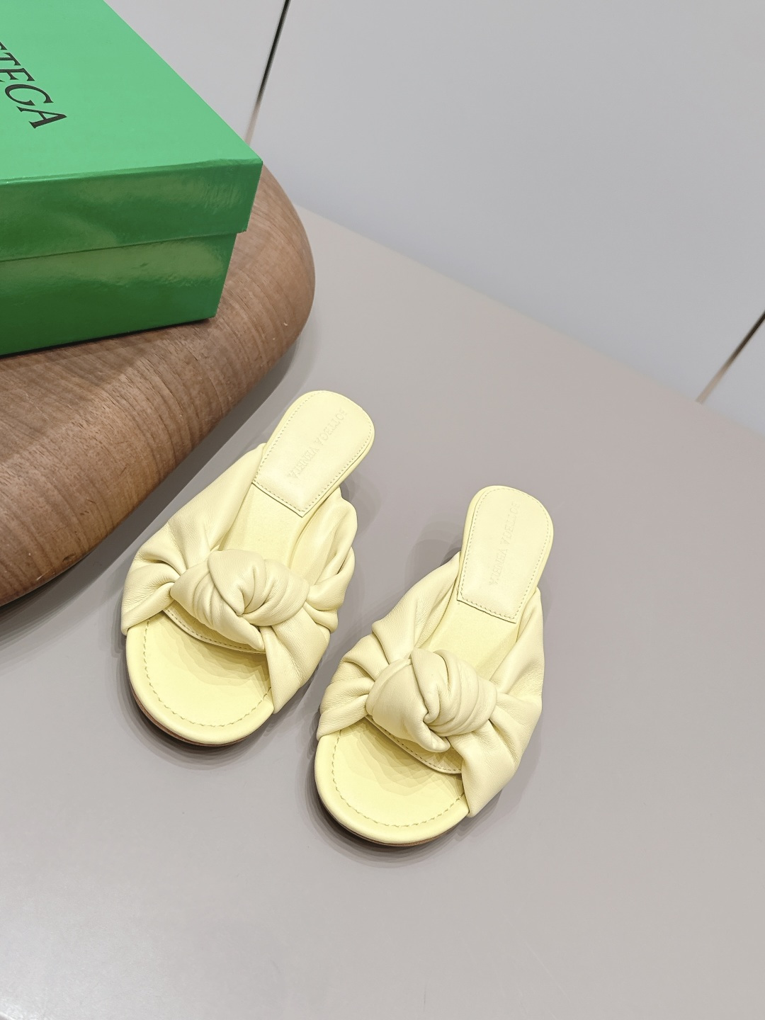 NO:871798,'Exclusive top version' BOTTEG*A VENET*A26 vs the latest spring and summer hot sandal series... [Round toe twist sandals] Frozen fruit lovers are in luck, there are many famous stars on Xiaohongjushu.com!  Super sexy on your feet!  So beautiful!  The upper of this shoe is super high-end!  High-end clothing fairy and girl, simple, fashionable and with a sense of design. Especially high, there is a non-slip rubber pad at the bottom of the heel so you won’t get tired after walking all day. It is practical and textured, especially suitable for office workers. It is soft and soft for water play, comfortable and leisurely... Fabric: Original customized sheepskin/twisted pattern lining: Original customized sheepskin Foot: Original customized sheepskin Outsole: Original customized genuine leather injection molded sole Heel height: 5.5cm Packaging: Original full set of packaging  Size: 35-39 (40.41.42. Customization is non-refundable) Color: Official website updated simultaneously, high heels and slippers, bottega veneta, sandals, high heels, slippers, sheepskin19860909《独家顶级版本》  BOTTEG*A VENET*A26vs春夏最新凉鞋爆款系列……【圆头扭花凉拖】  冻果控们有啦福,小红巨书网多红星明上身！脚上超性感！真太的了美！这款的鞋面超有高级感！高级穿着仙又女 简约时髦又有设计感 特别高是鞋跟底有部防滑胶垫走一天也不会累,用实有又质感,别特适合上一班族,软柔水玩,舒休适闲…… 面料: 原版定制羊皮/扭花工艺 内里: 原版定制羊皮 垫脚: 原版定制羊皮 大底: 原版定制真皮注塑底 跟高: 5.5cm 包装: 原版全套包装 码数: 35-39（40.41.42.定制不退换） 颜色:官网同步更新,高跟鞋拖鞋,bottega veneta,sandals,high heels,slippers,sheepskin,Women's Shoes